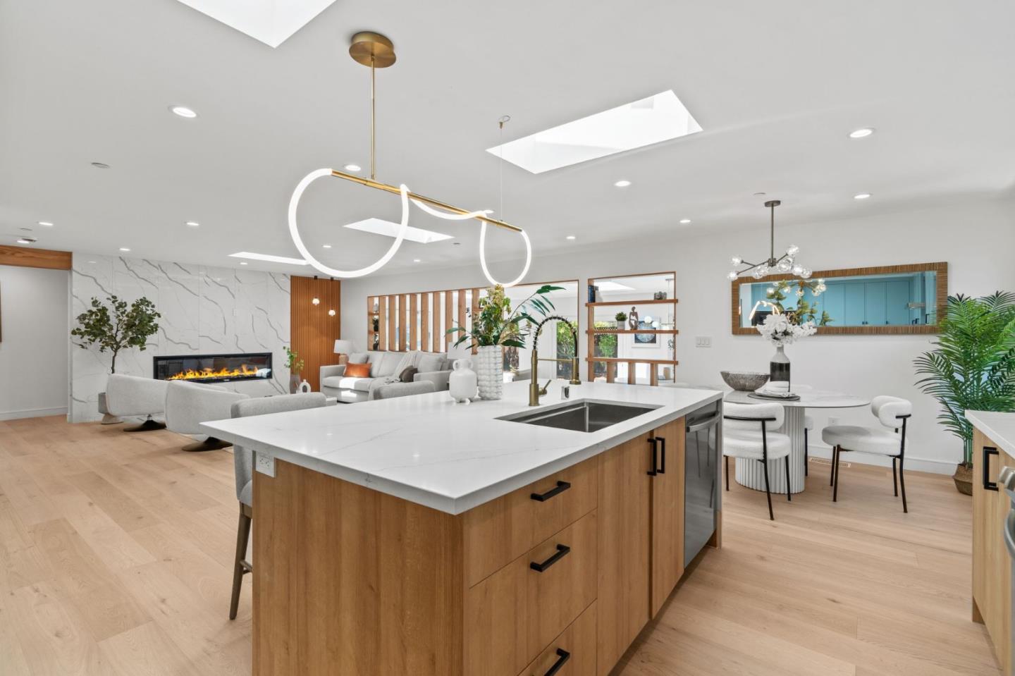 2049 Santa Cruz Avenue