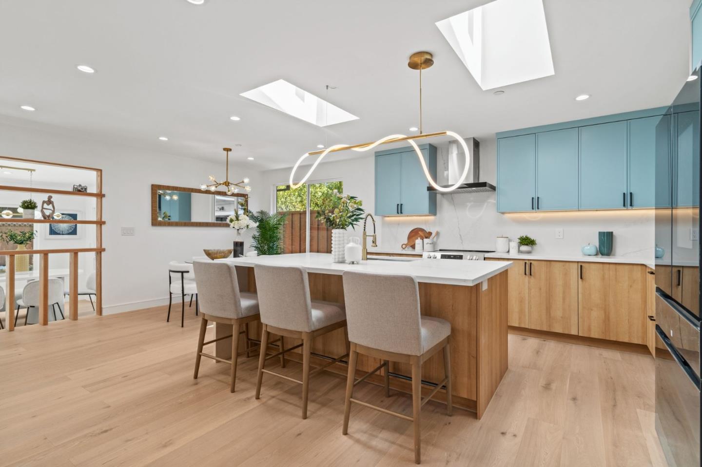 2049 Santa Cruz Avenue