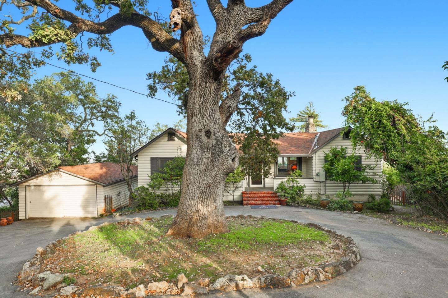 11 South Palomar Drive