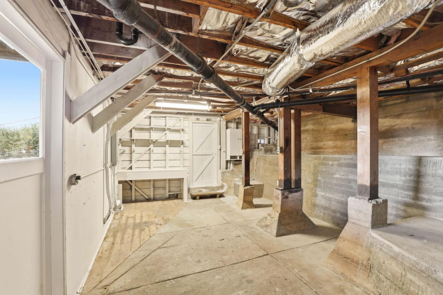 1049 Buckland Avenue