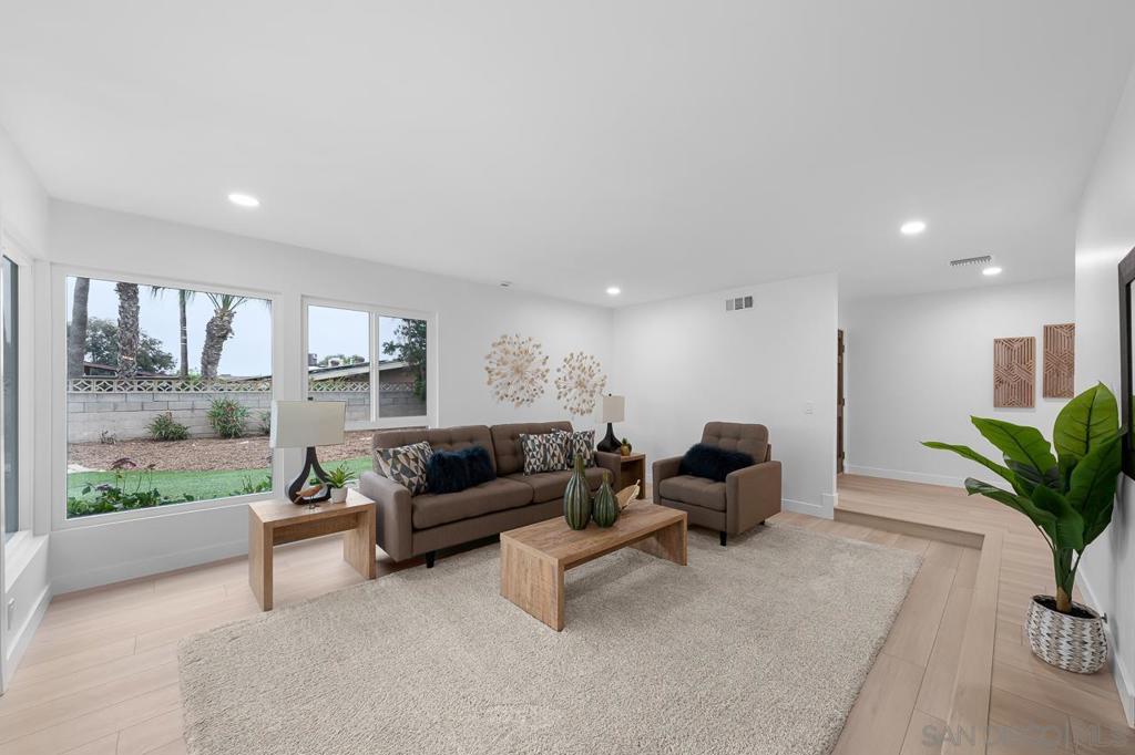 5435 Del Cerro Blvd