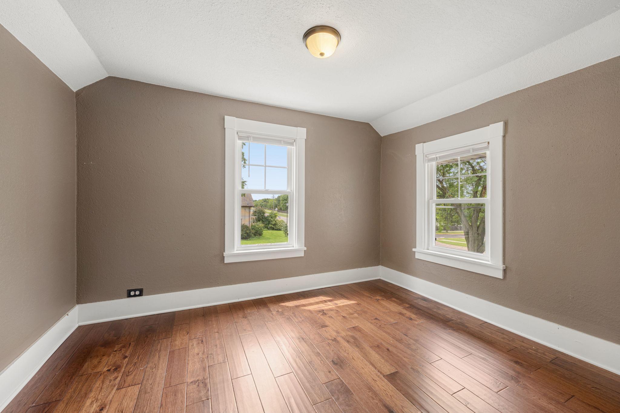 43 Central Avenue W