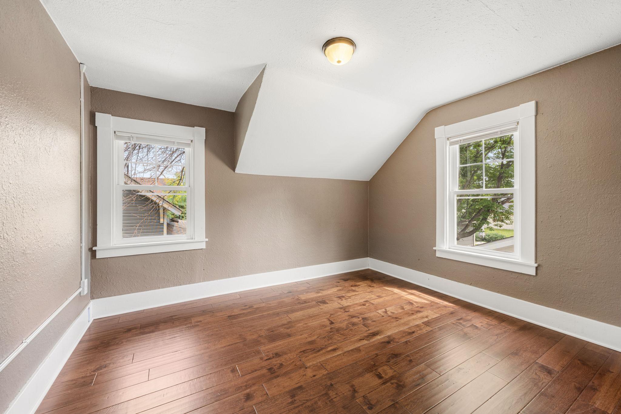 43 Central Avenue W