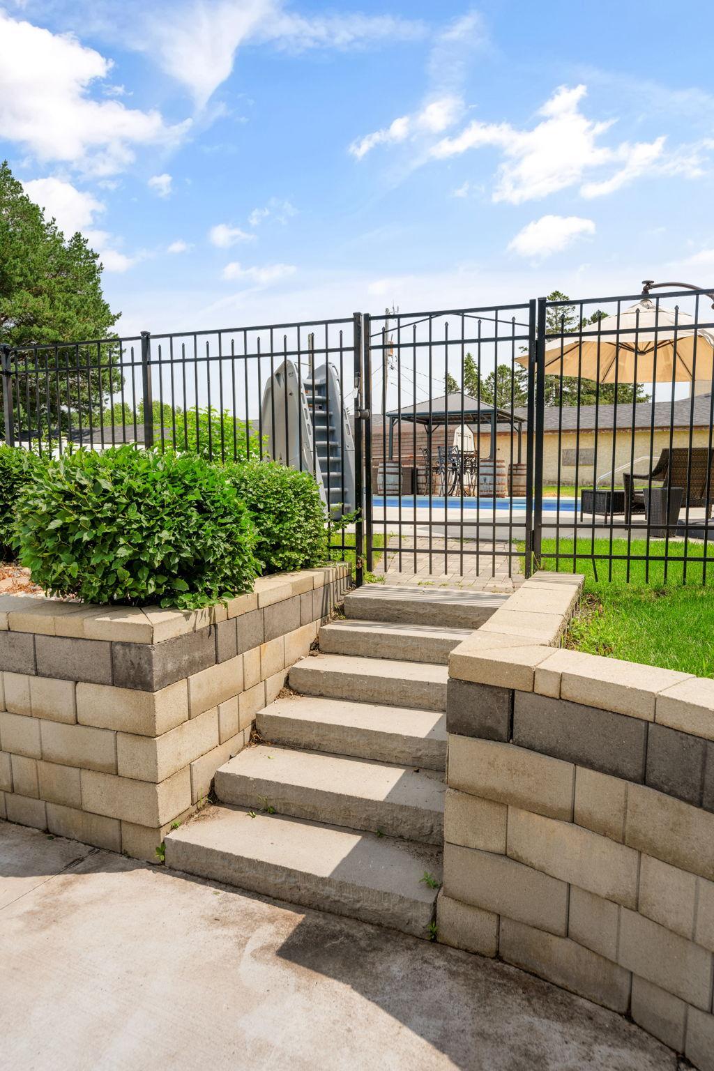 43 Central Avenue W