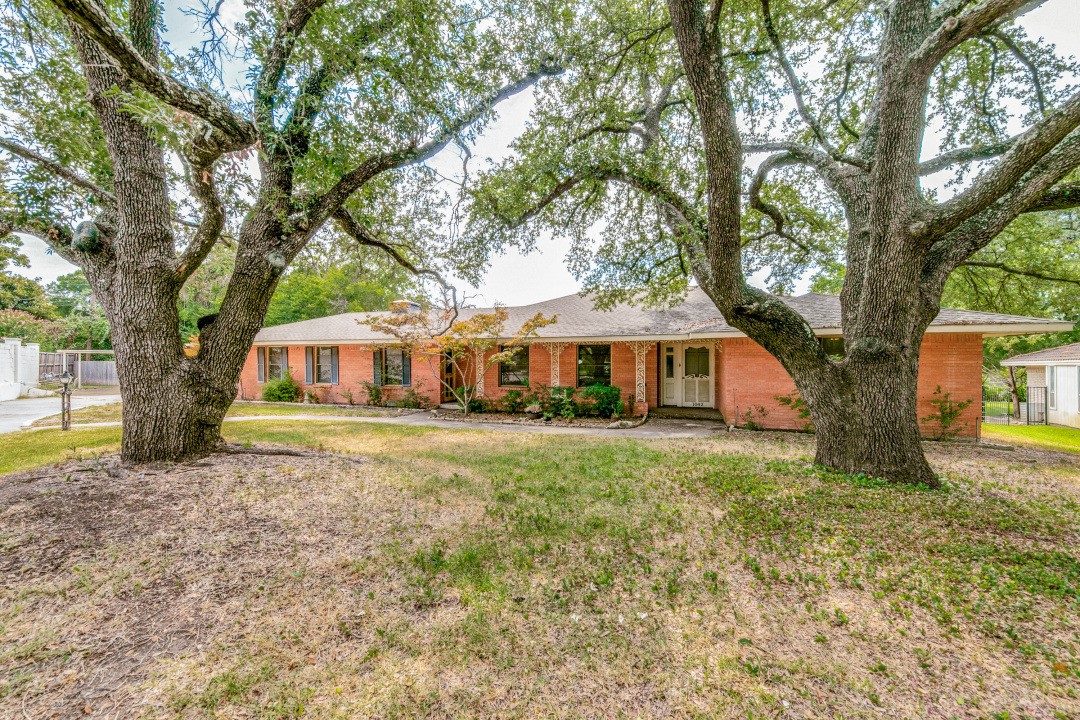 1042 Lakeshore Drive