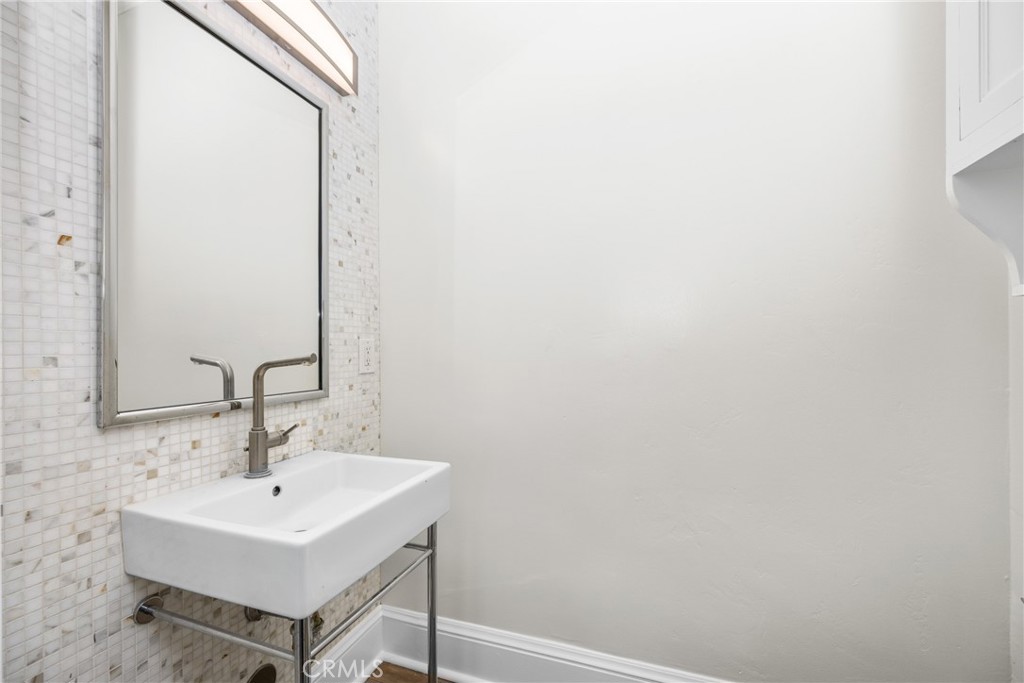 128 W Sycamore Street