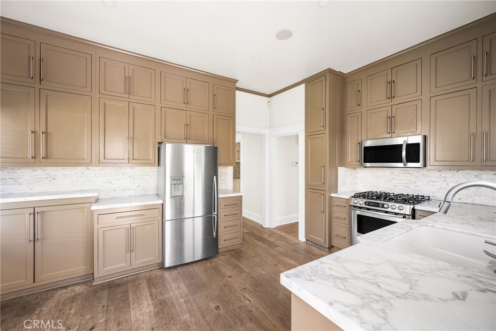 128 W Sycamore Street