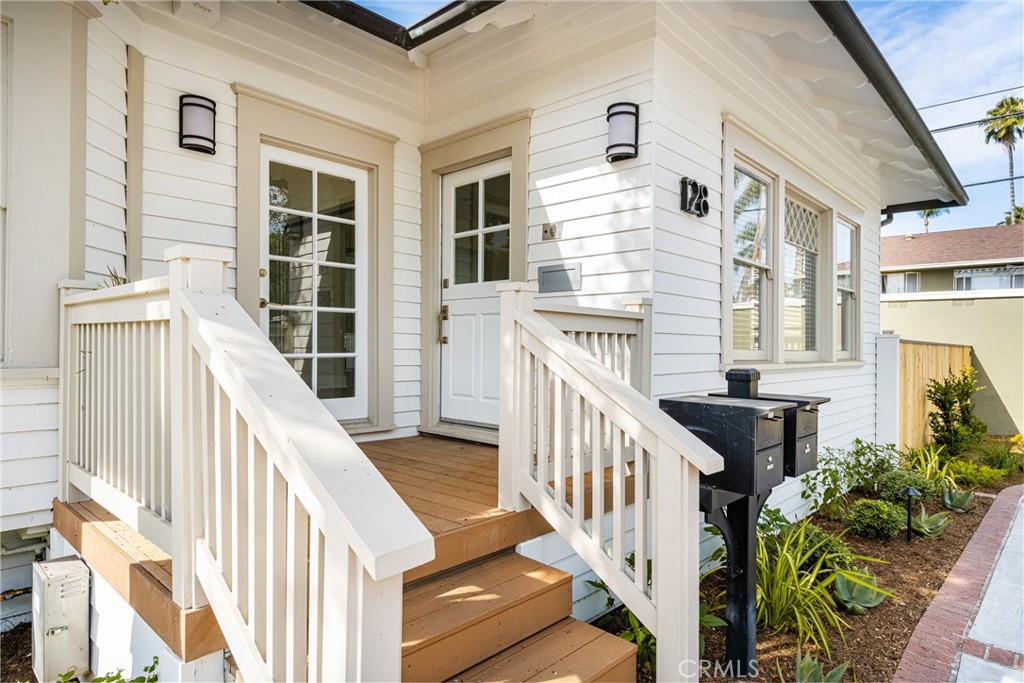 128 W Sycamore Street