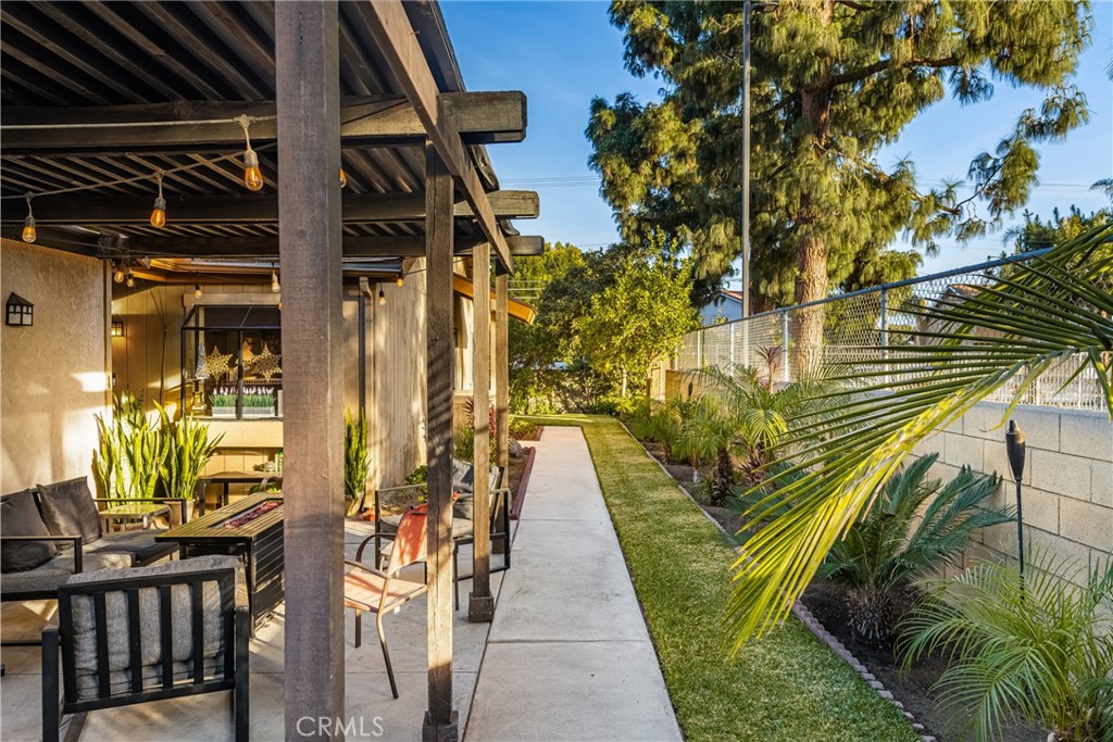 932 S Laurelwood Lane 4