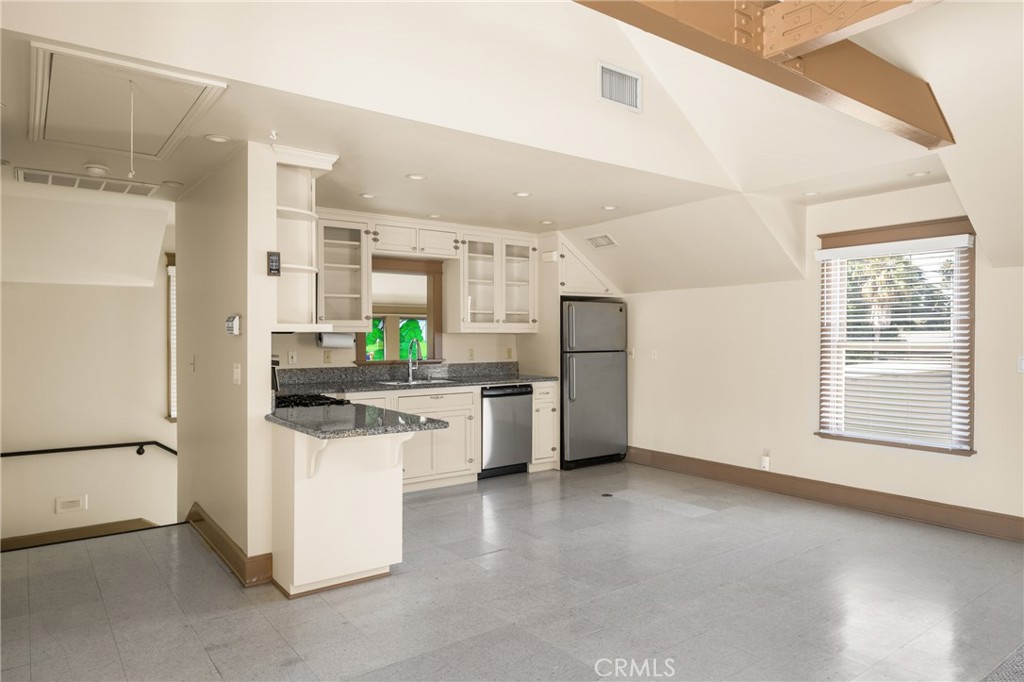 126 W Sycamore Street STUDIO