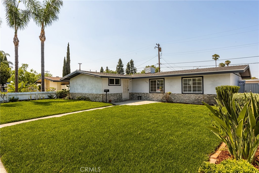 1419 W Dogwood Avenue