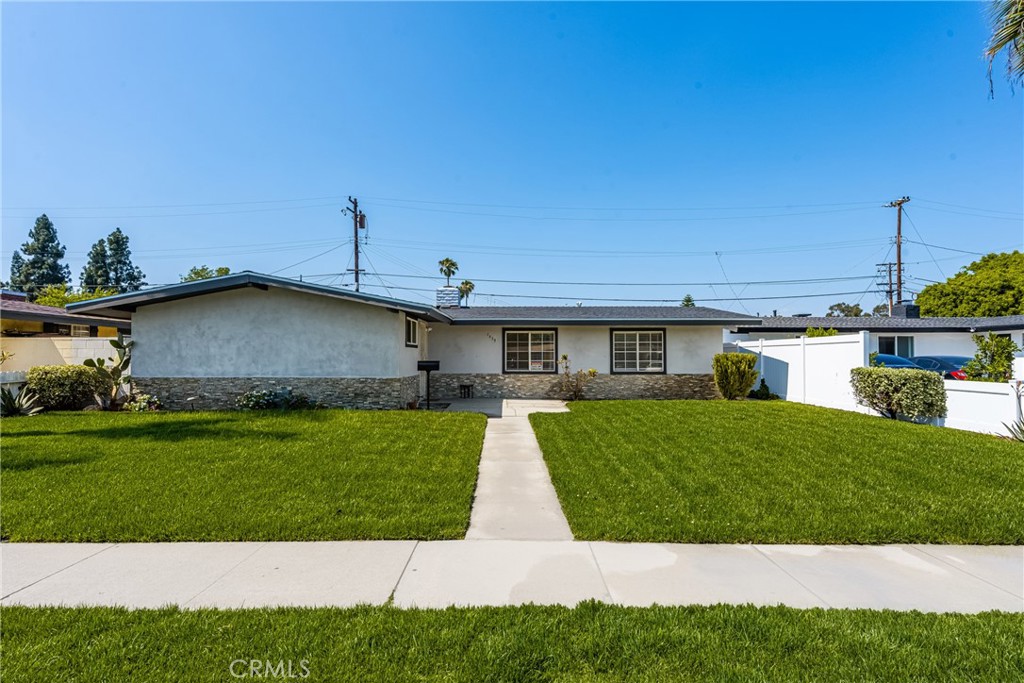 1419 W Dogwood Avenue