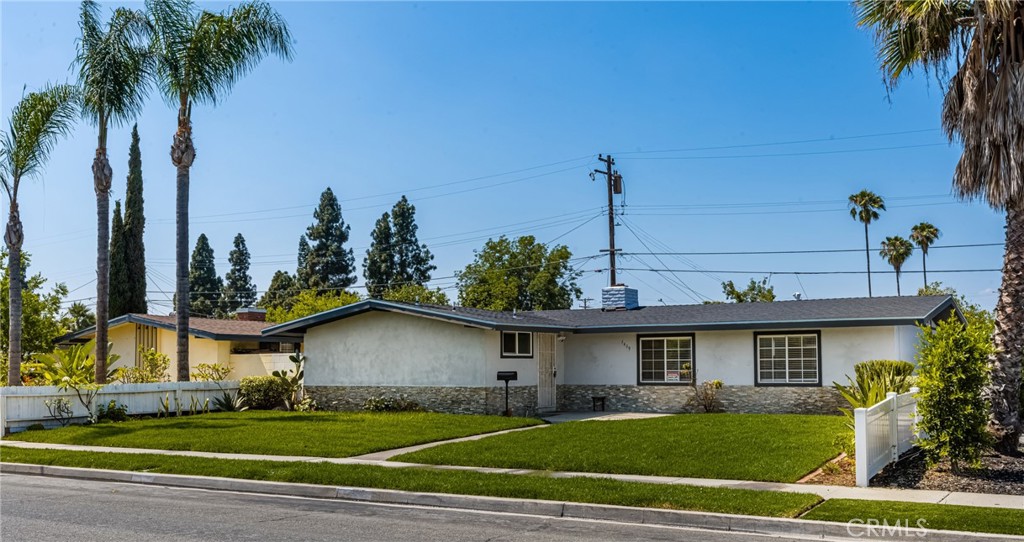 1419 W Dogwood Avenue