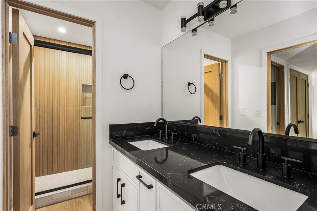 2565 Santa Ana Ave 5