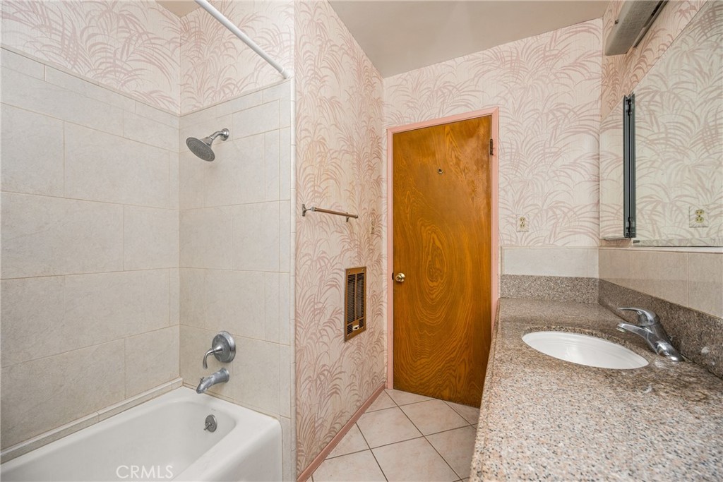 1830 W Chalet Street