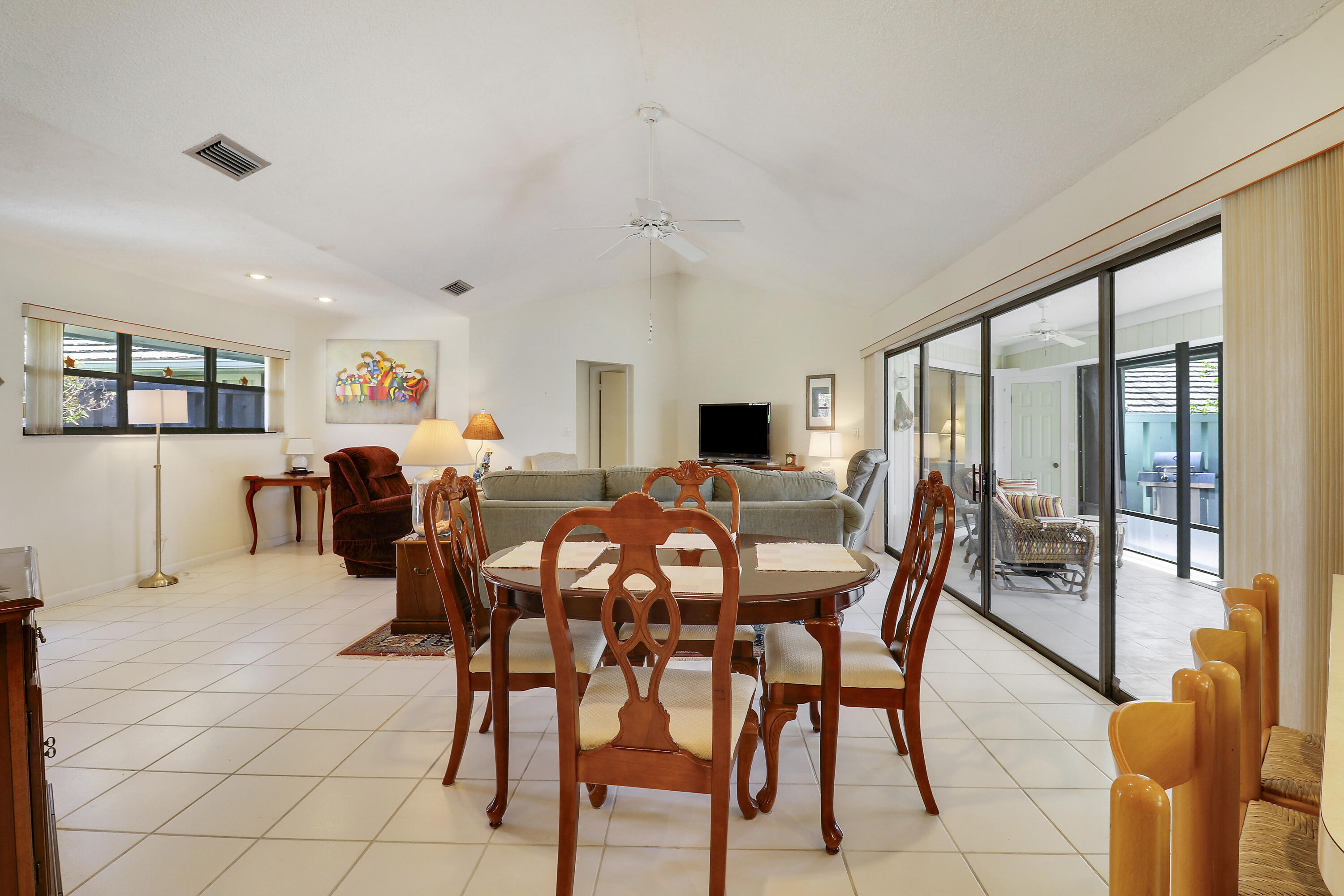 1127 E Seminole Avenue 15b