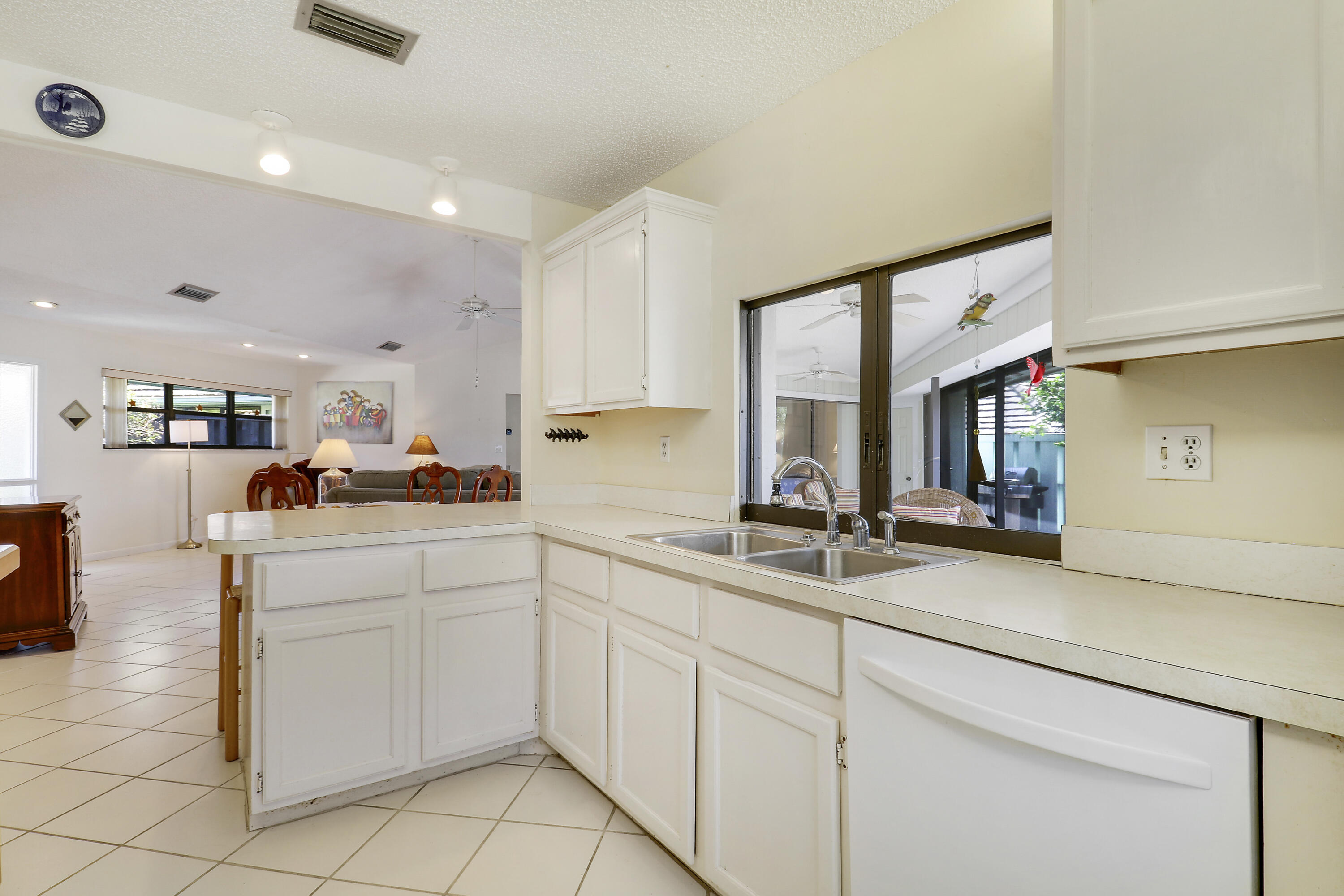 1127 E Seminole Avenue 15b