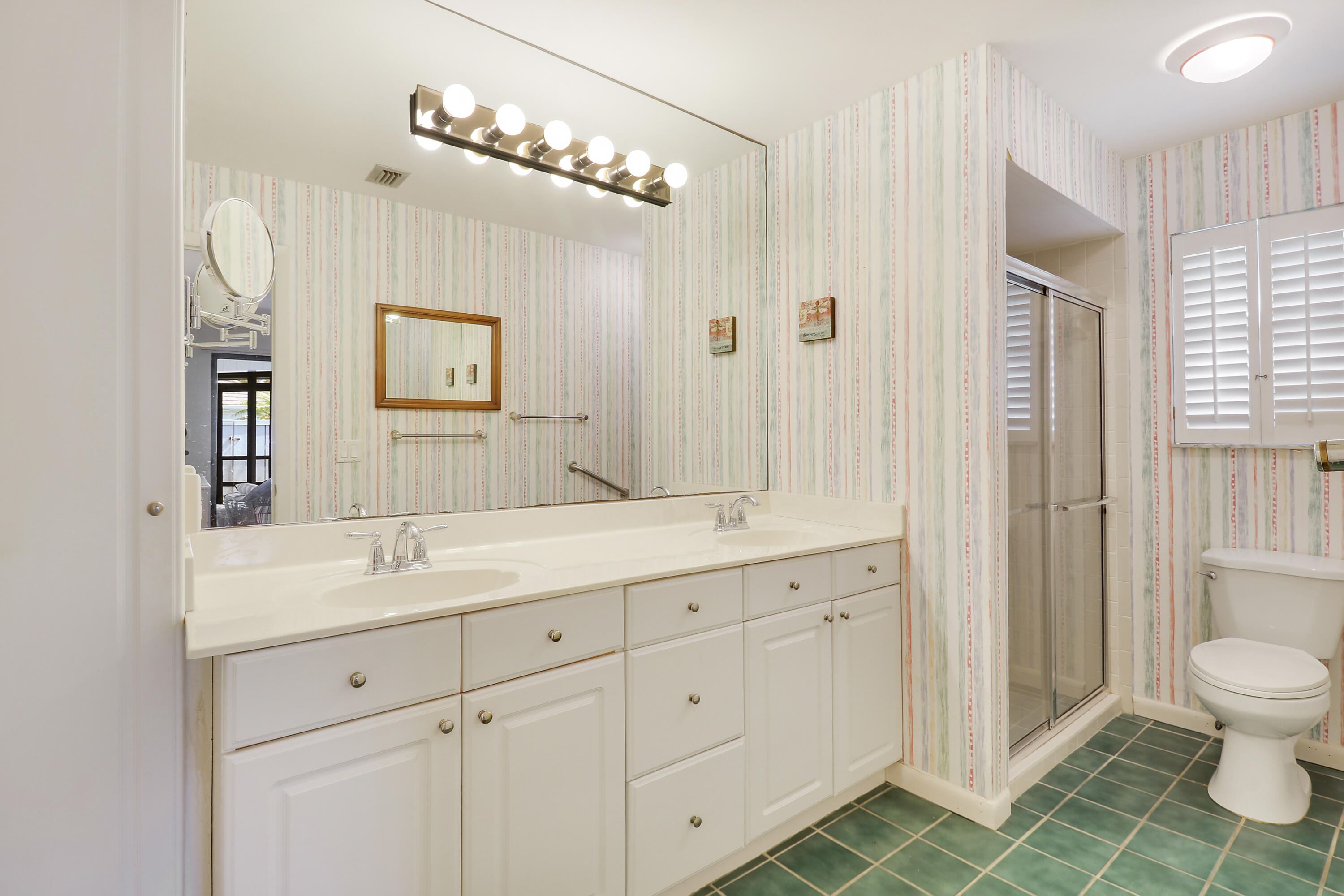 1127 E Seminole Avenue 15b