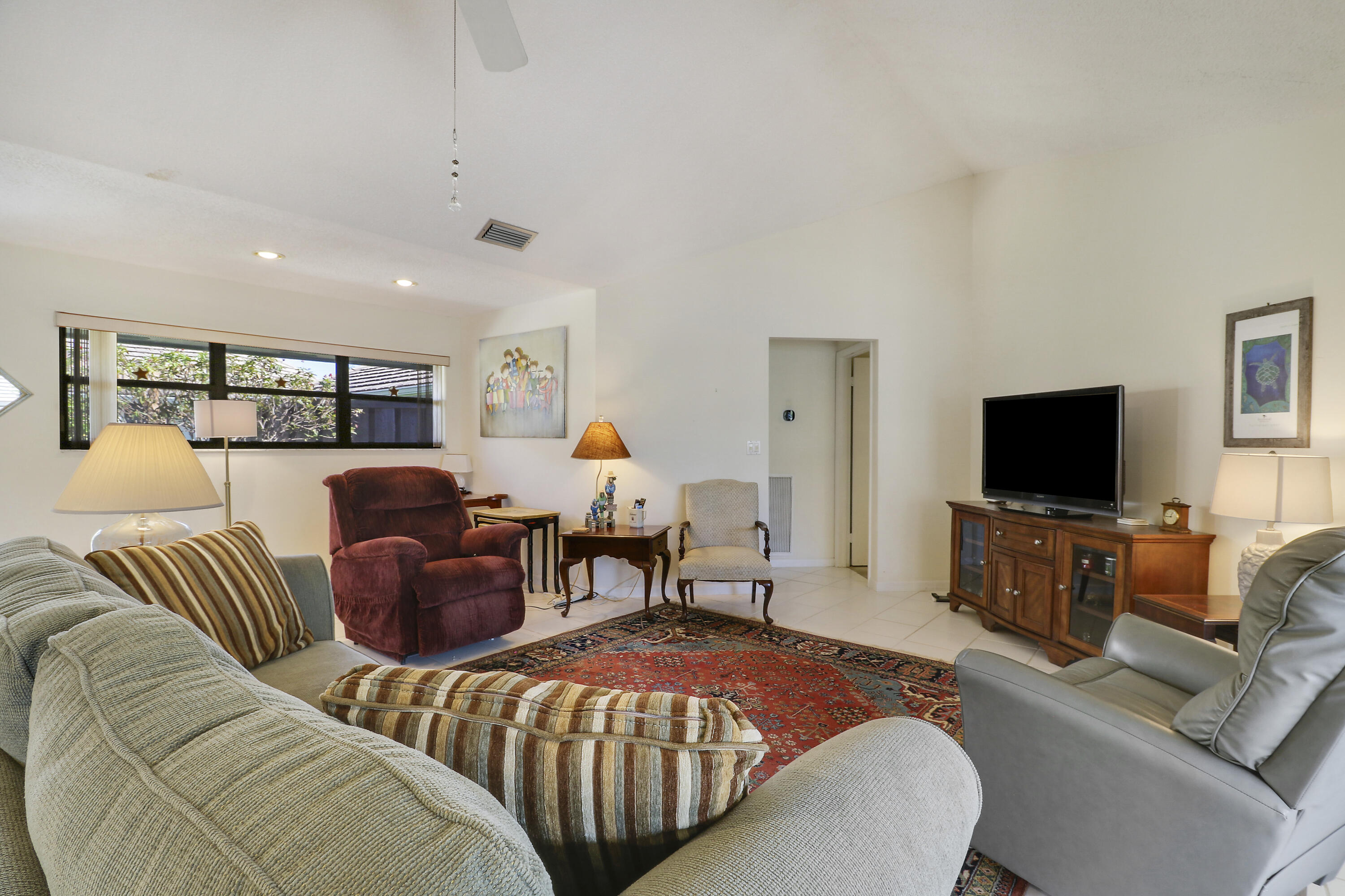 1127 E Seminole Avenue 15b