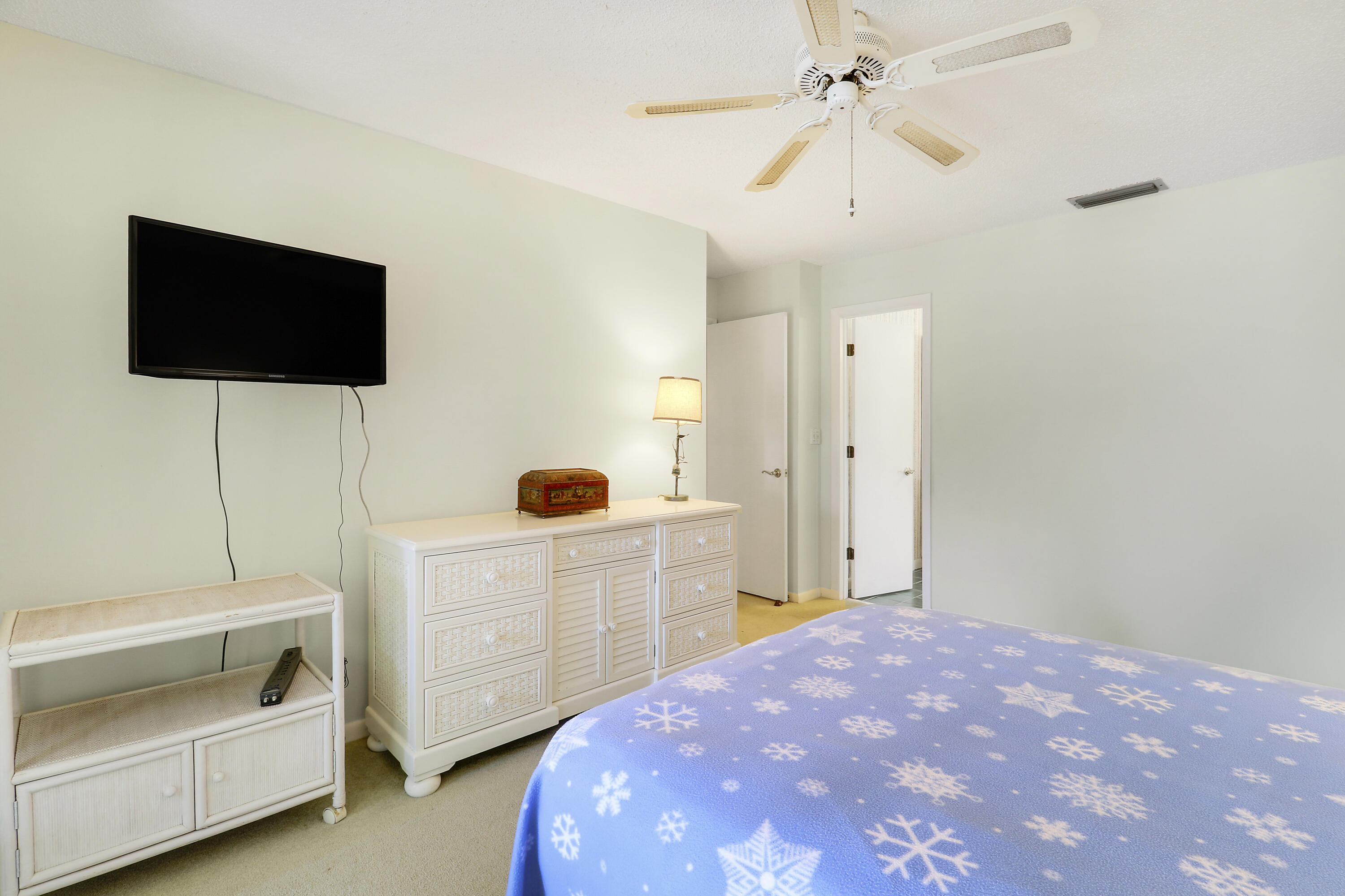 1127 E Seminole Avenue 15b