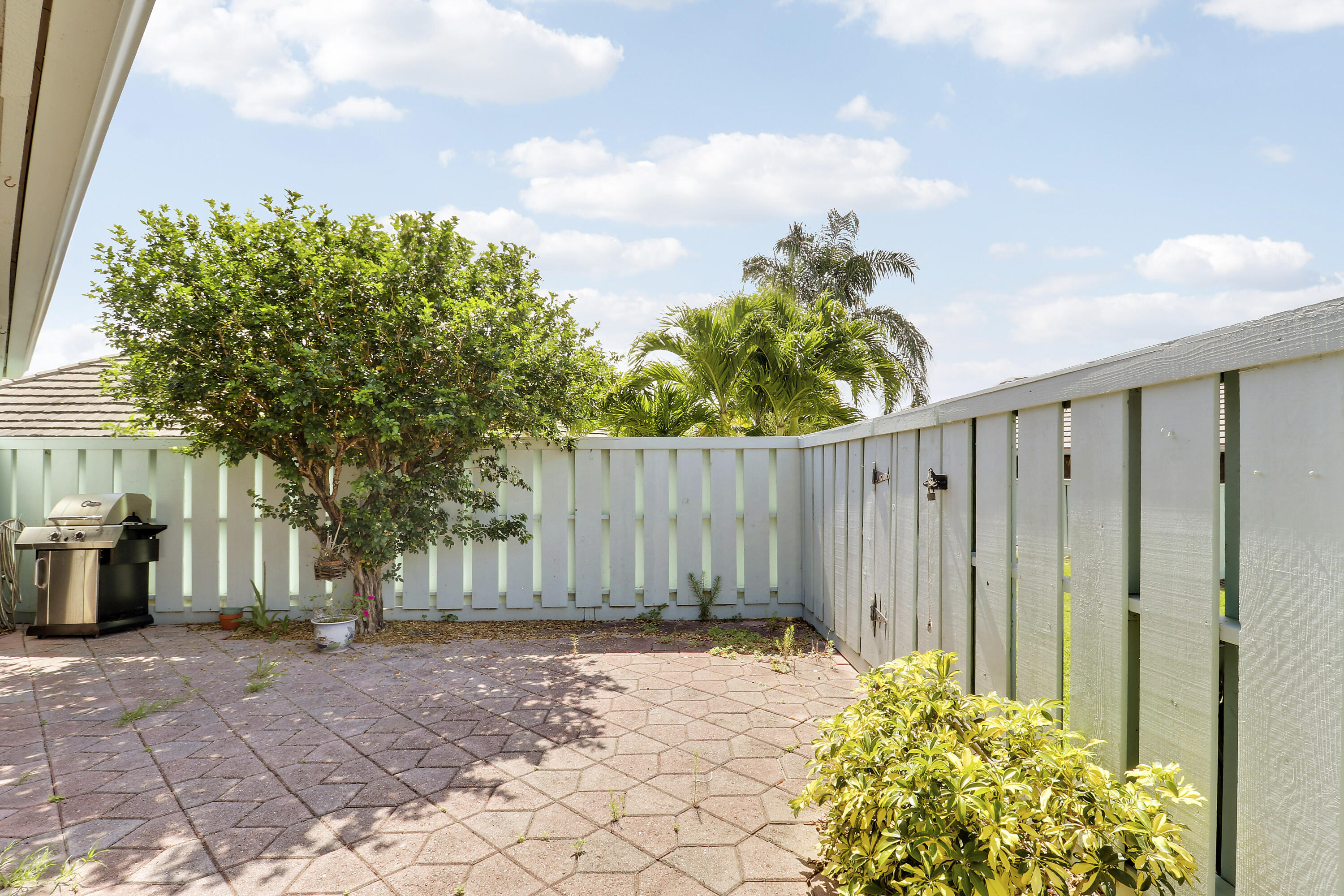 1127 E Seminole Avenue 15b
