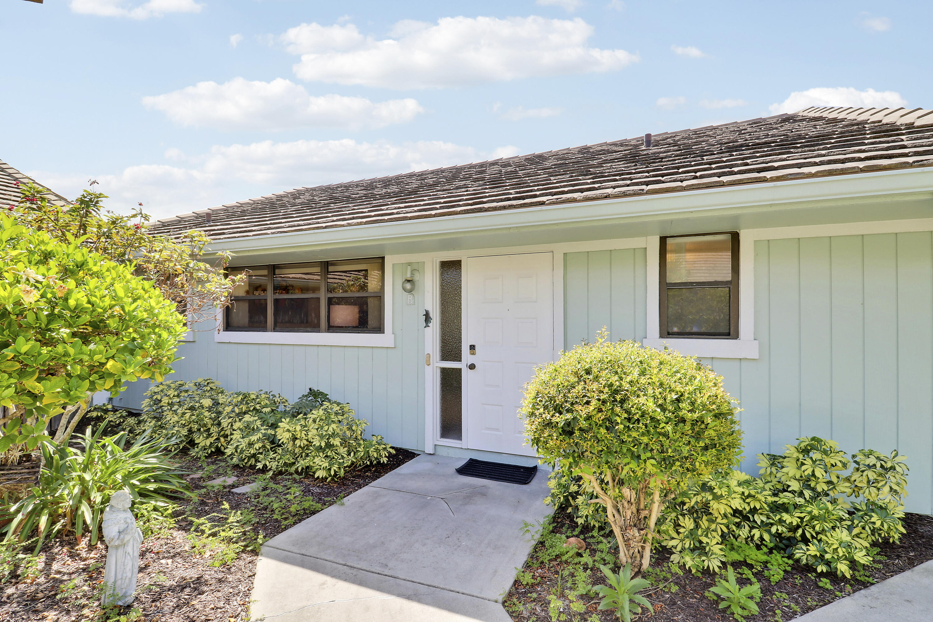 1127 E Seminole Avenue 15b