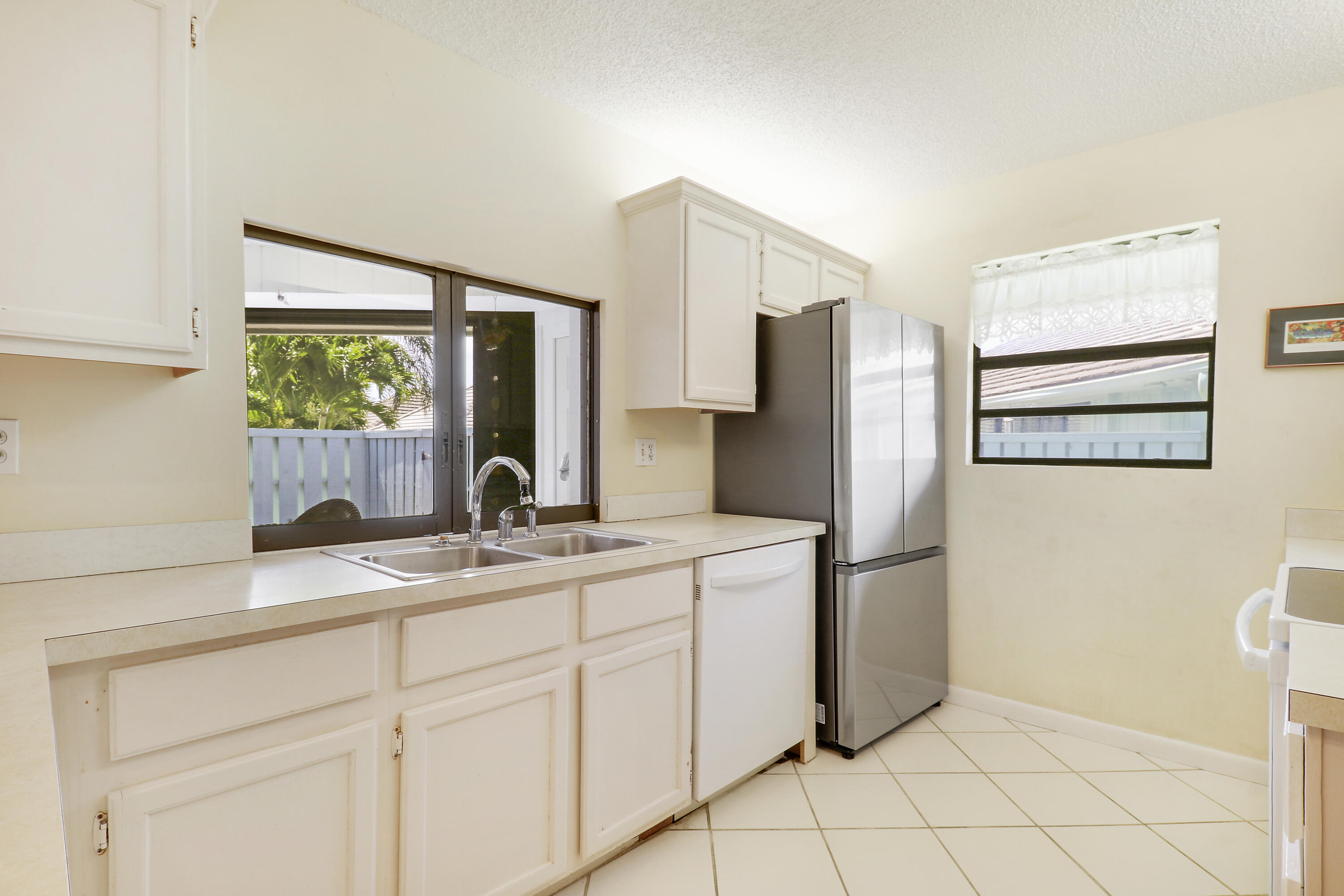 1127 E Seminole Avenue 15b