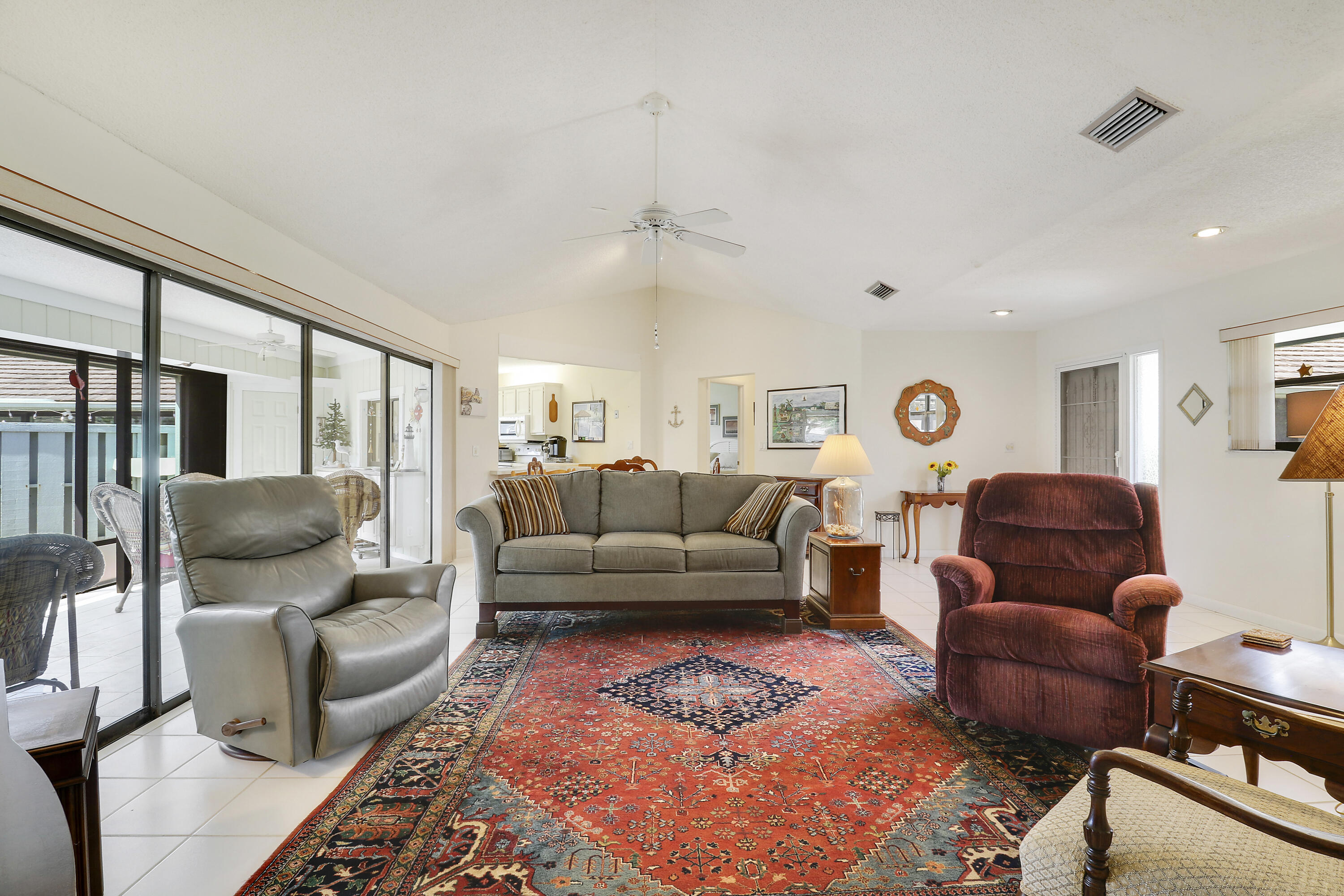 1127 E Seminole Avenue 15b