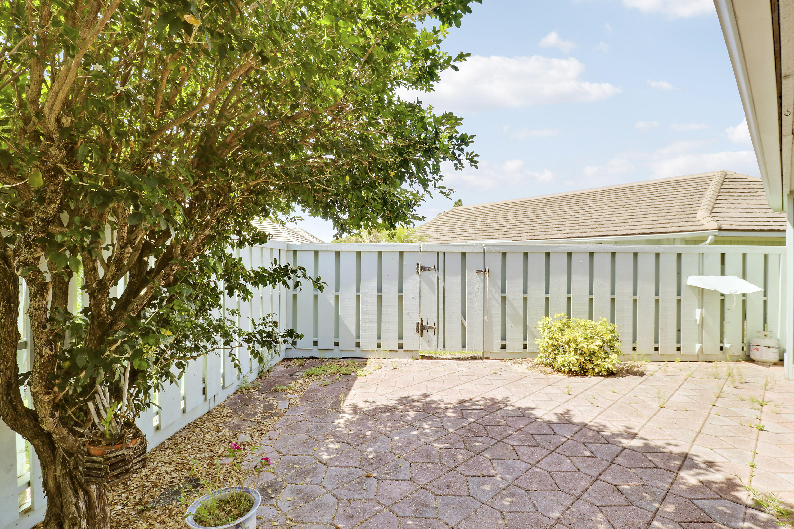 1127 E Seminole Avenue 15b