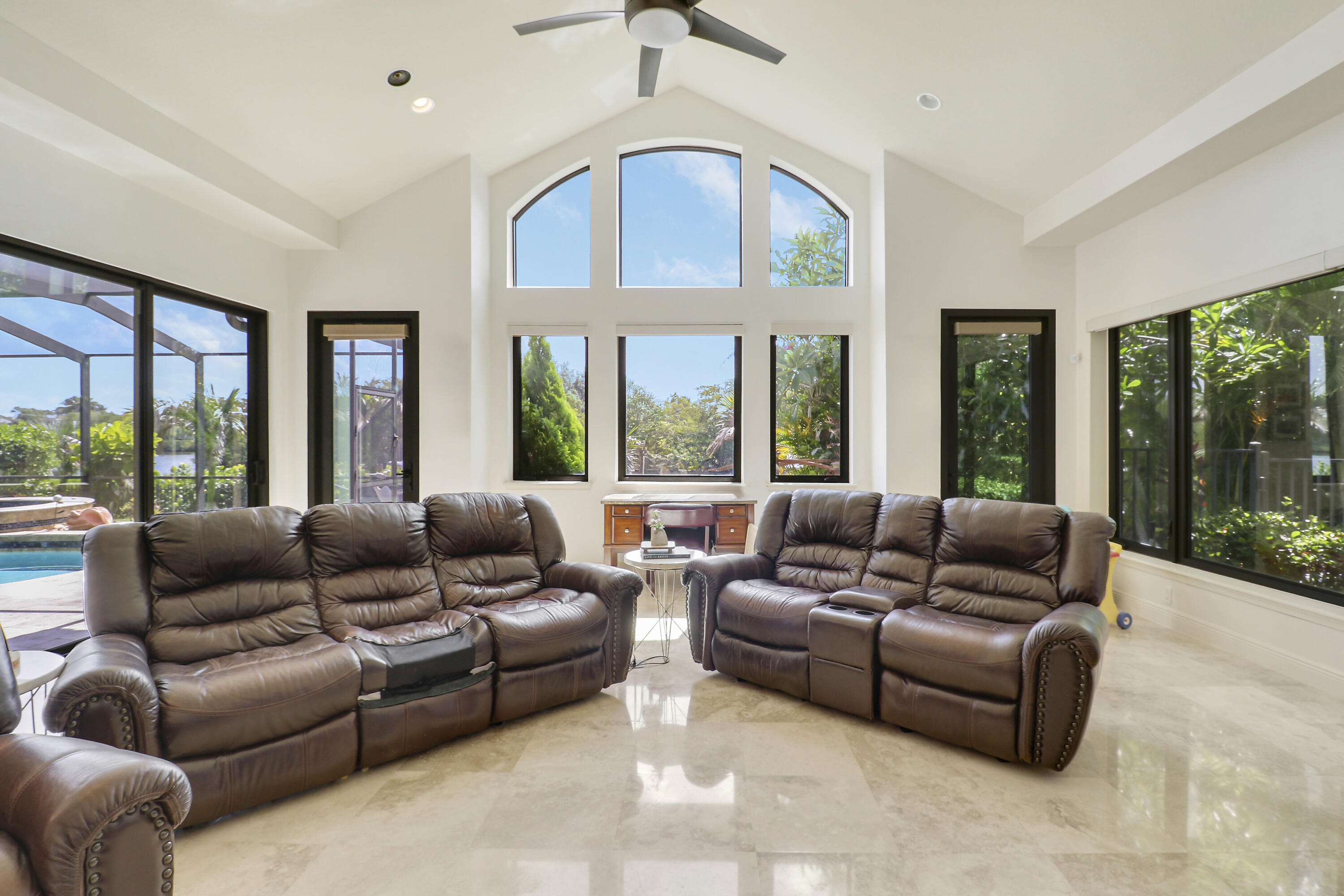 18989 SE Windward Island Lane
