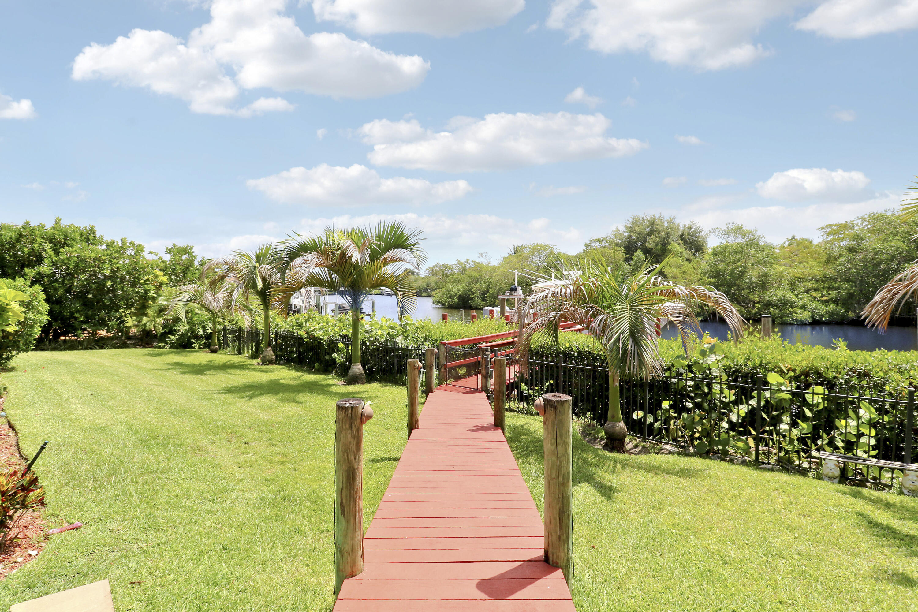 18989 SE Windward Island Lane