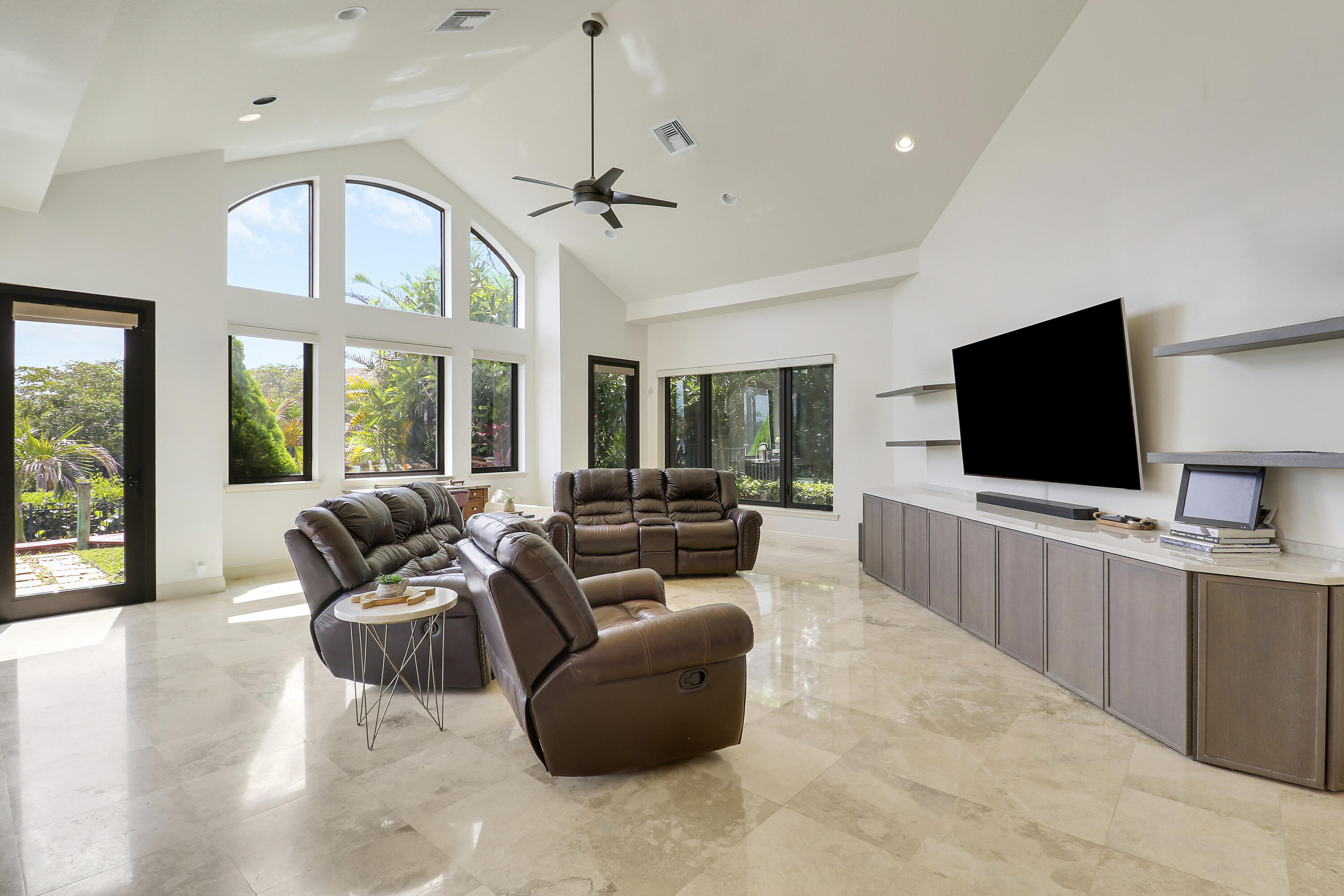18989 SE Windward Island Lane
