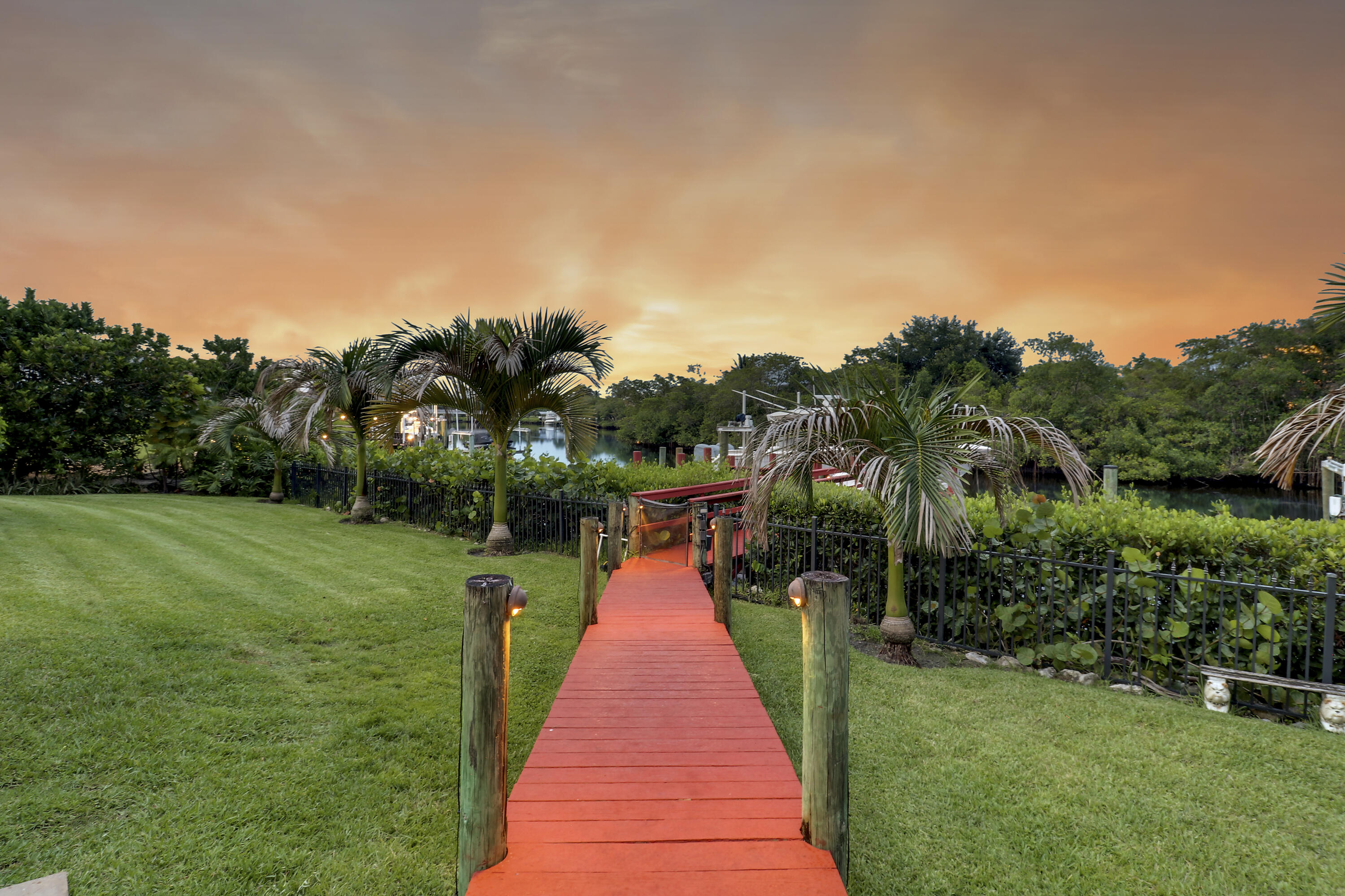18989 SE Windward Island Lane