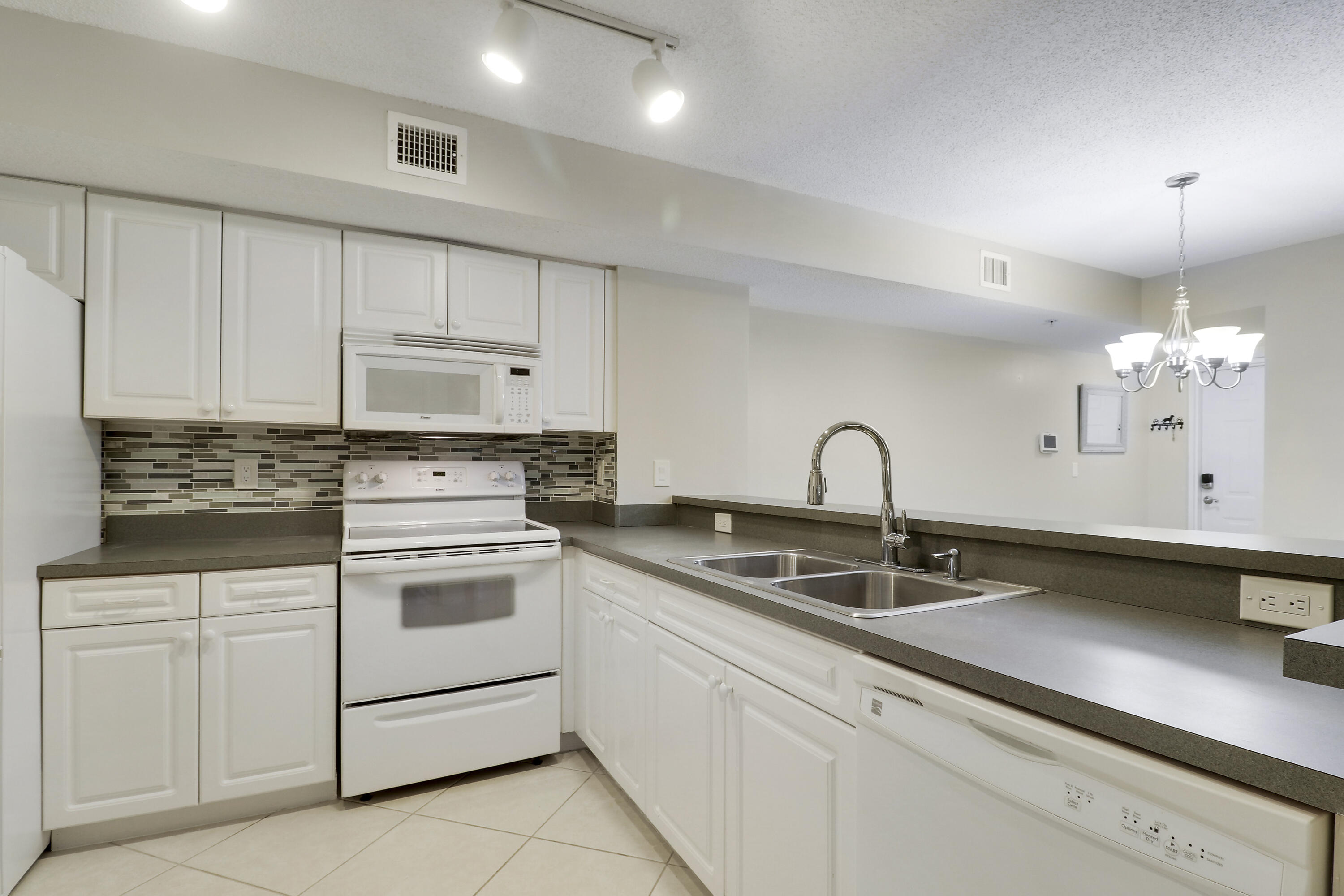 236 VILLAGE Boulevard 1106
