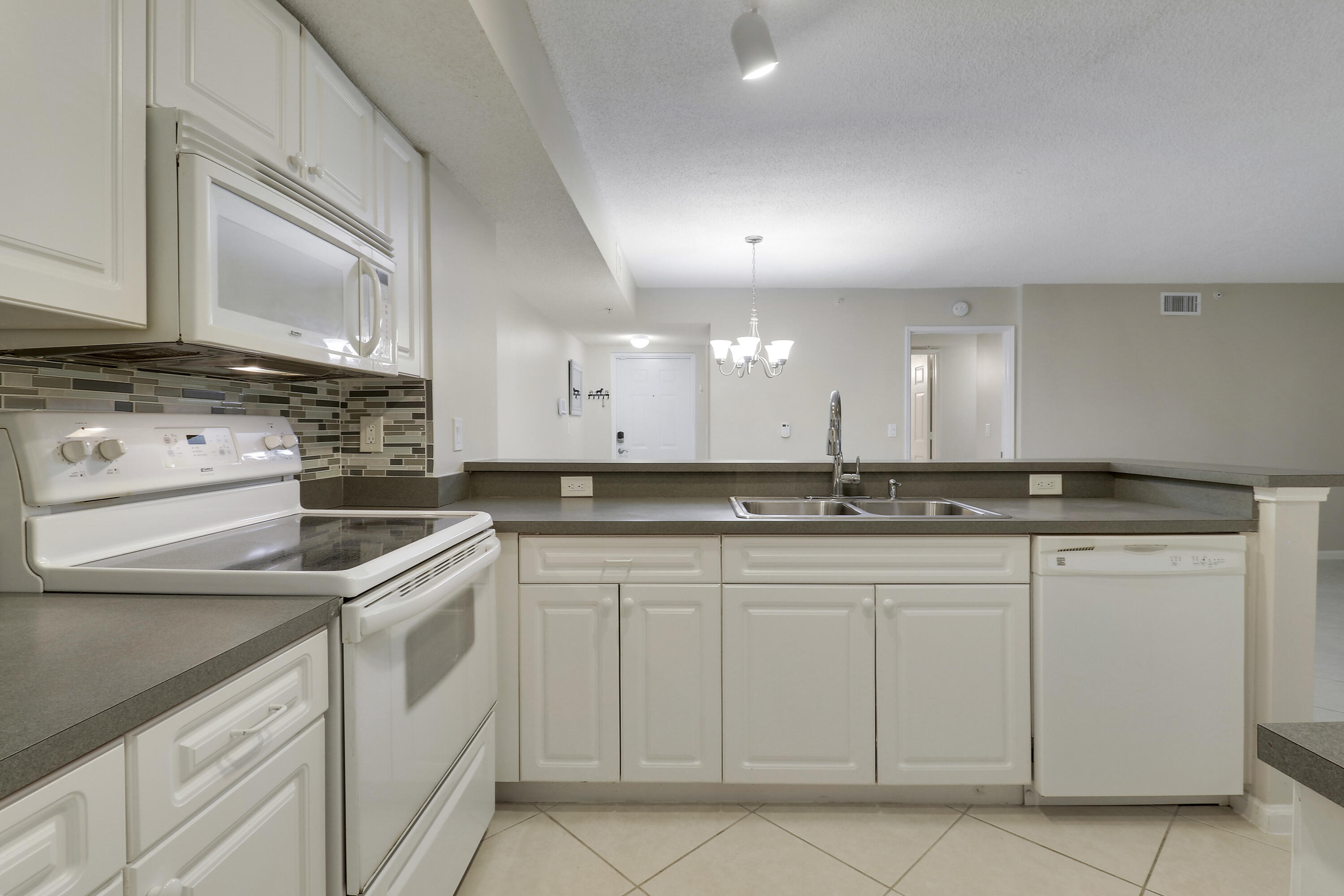 236 VILLAGE Boulevard 1106