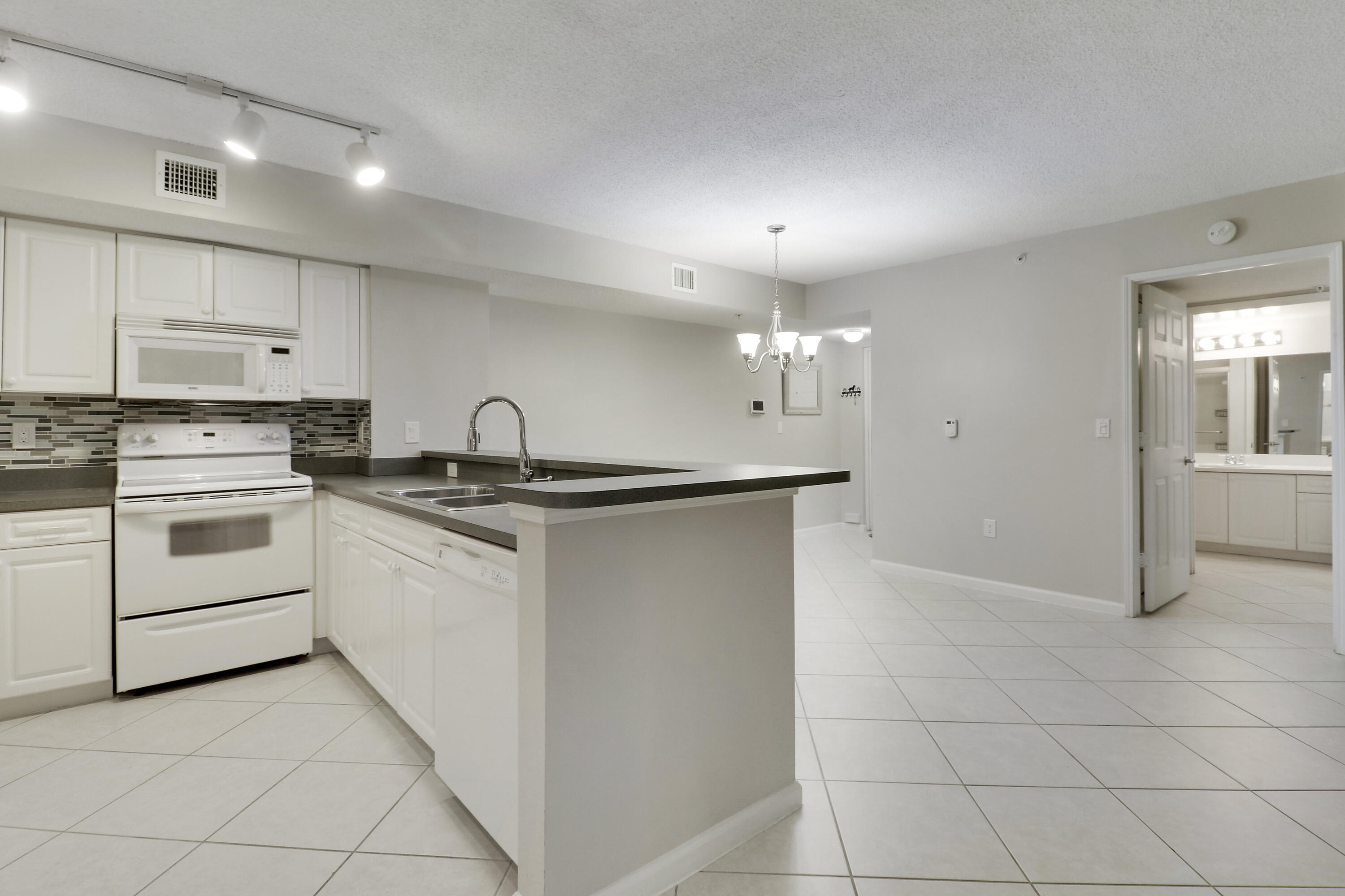 236 VILLAGE Boulevard 1106