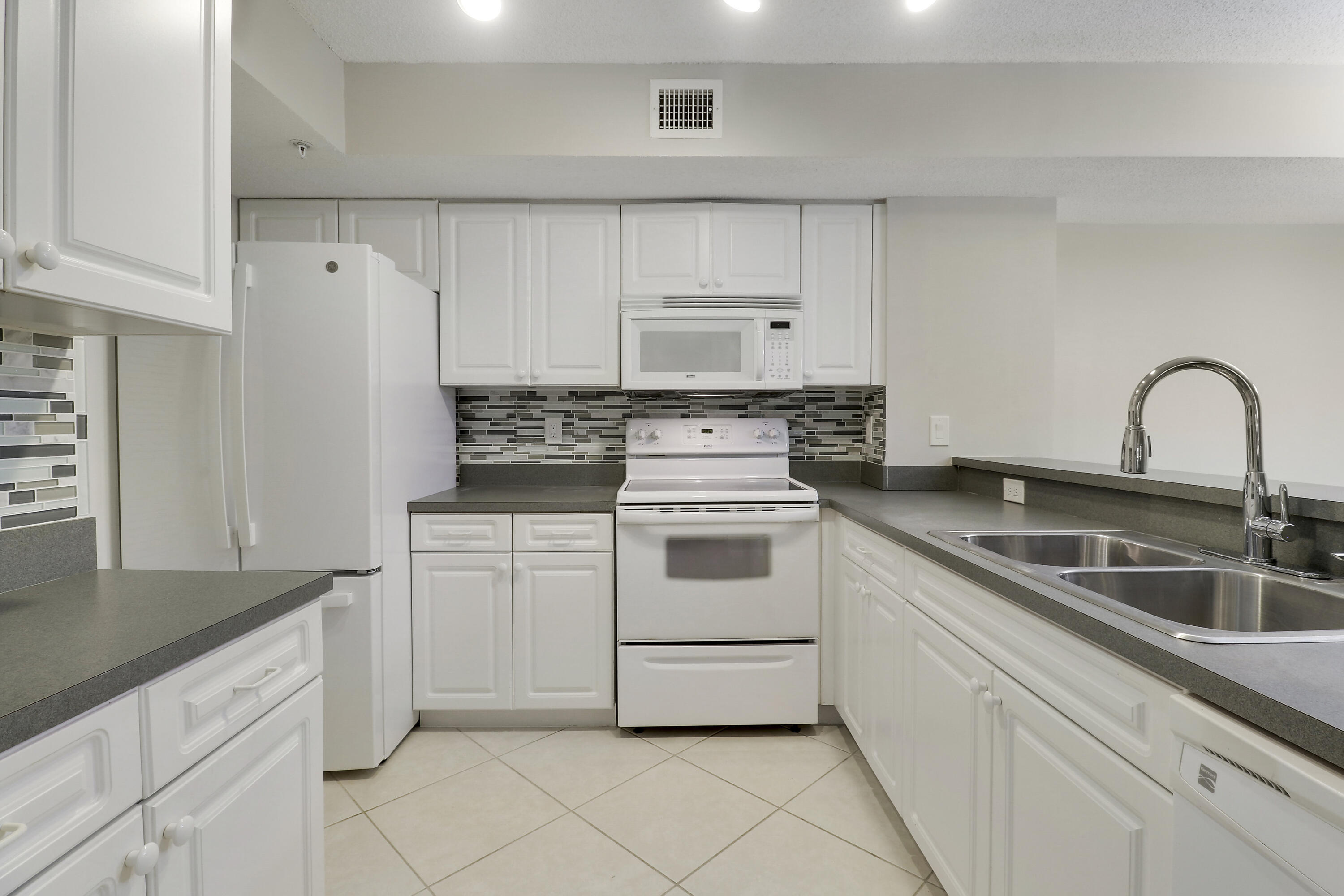 236 VILLAGE Boulevard 1106