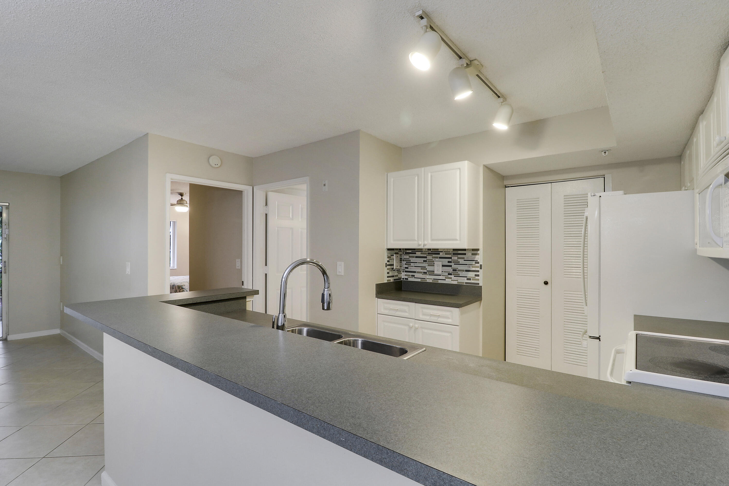 236 VILLAGE Boulevard 1106