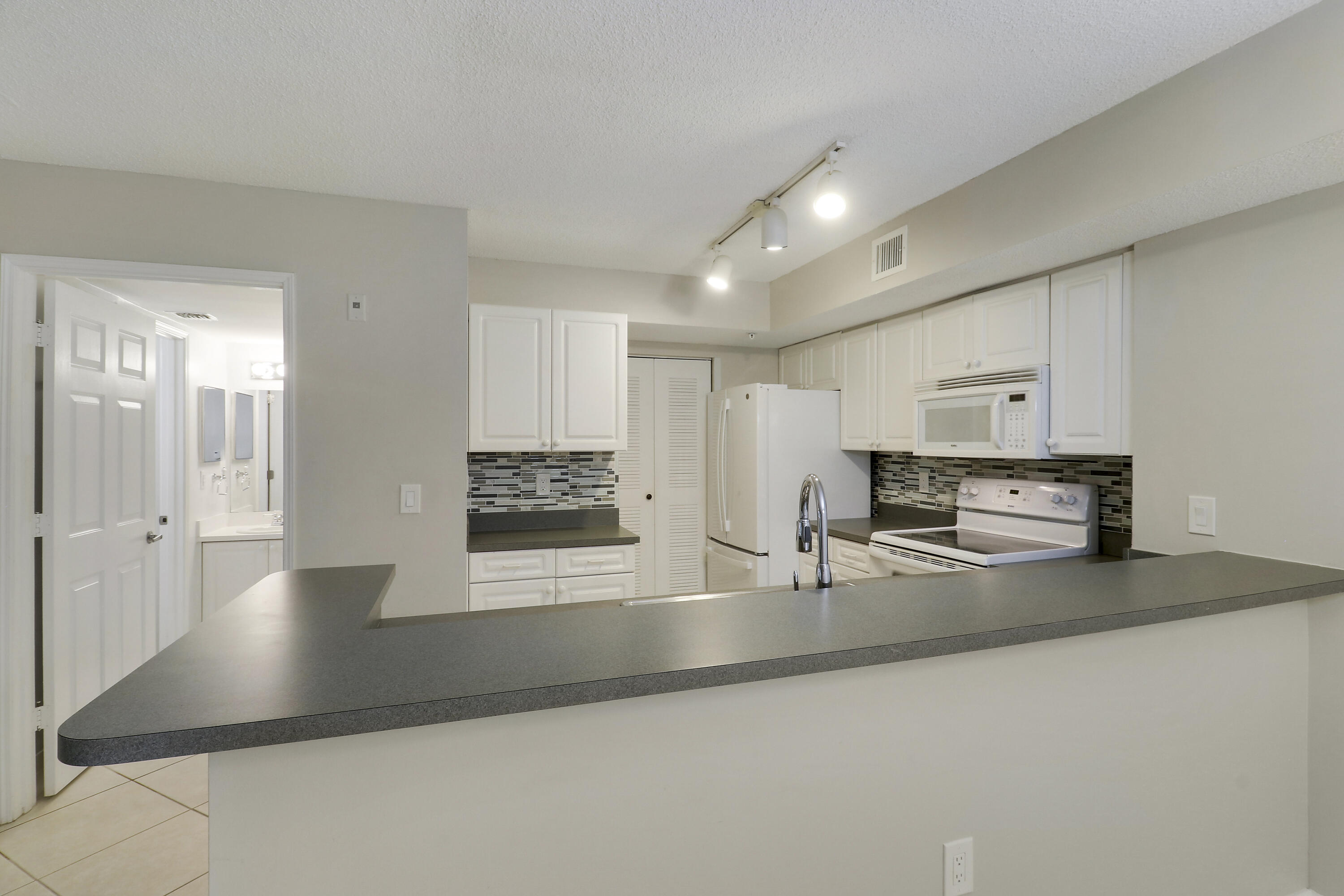 236 VILLAGE Boulevard 1106