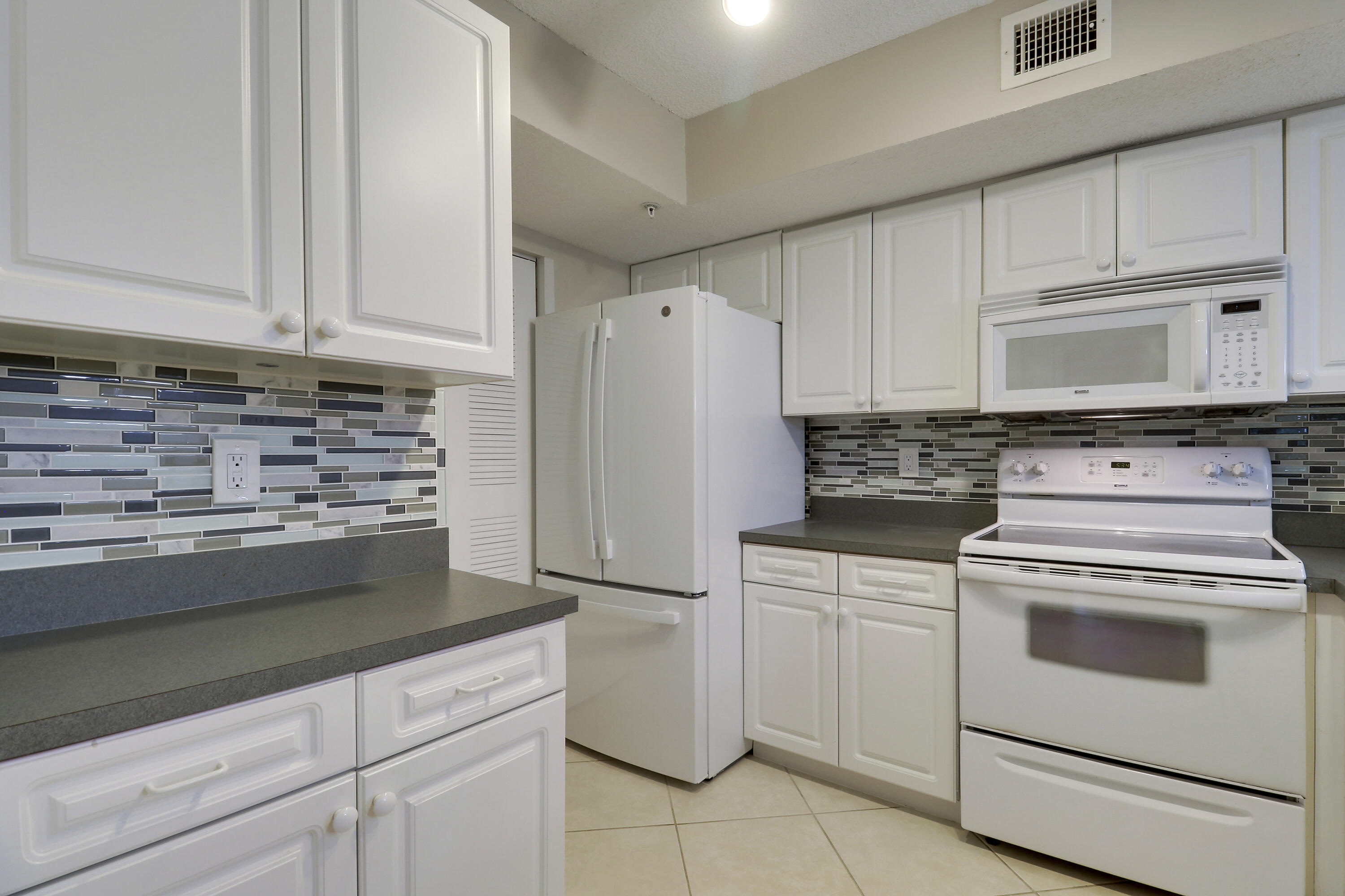 236 VILLAGE Boulevard 1106