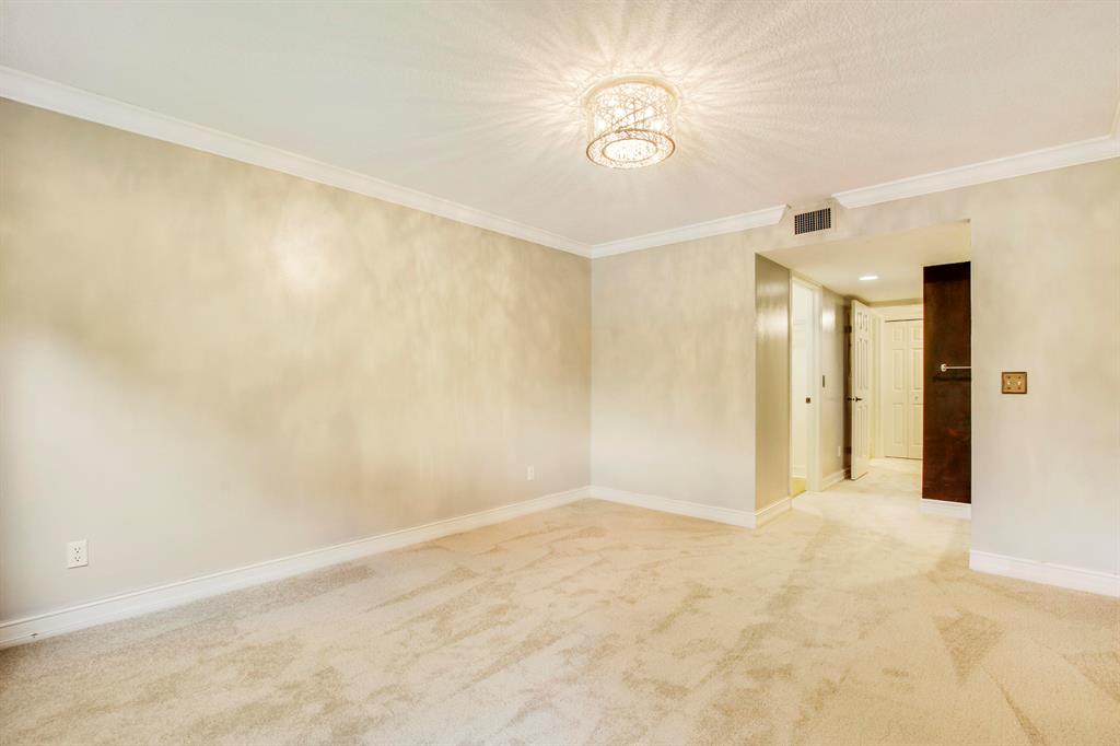 600 Uno Lago Drive 204