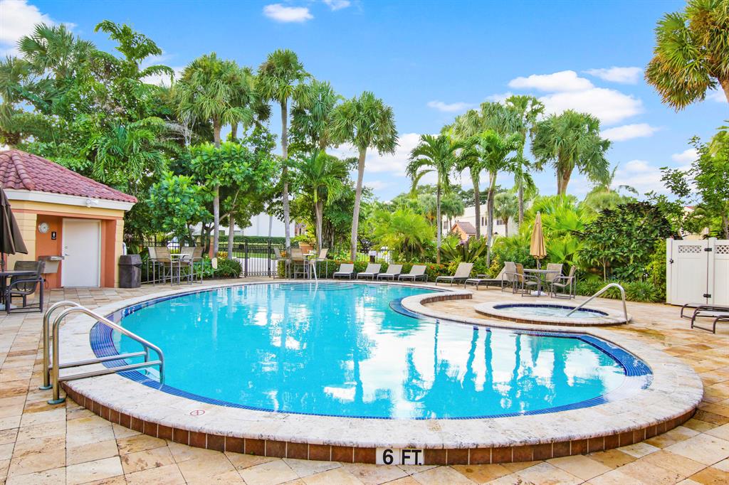 600 Uno Lago Drive 204