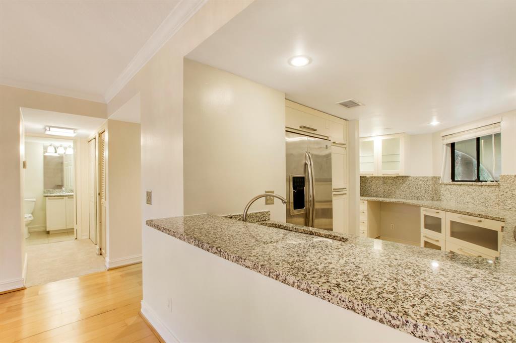 600 Uno Lago Drive 204