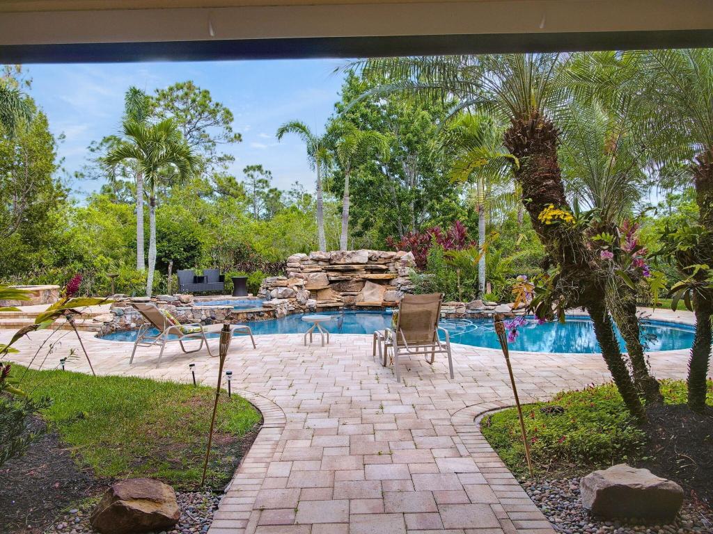 761 SW Canoe Creek Terrace