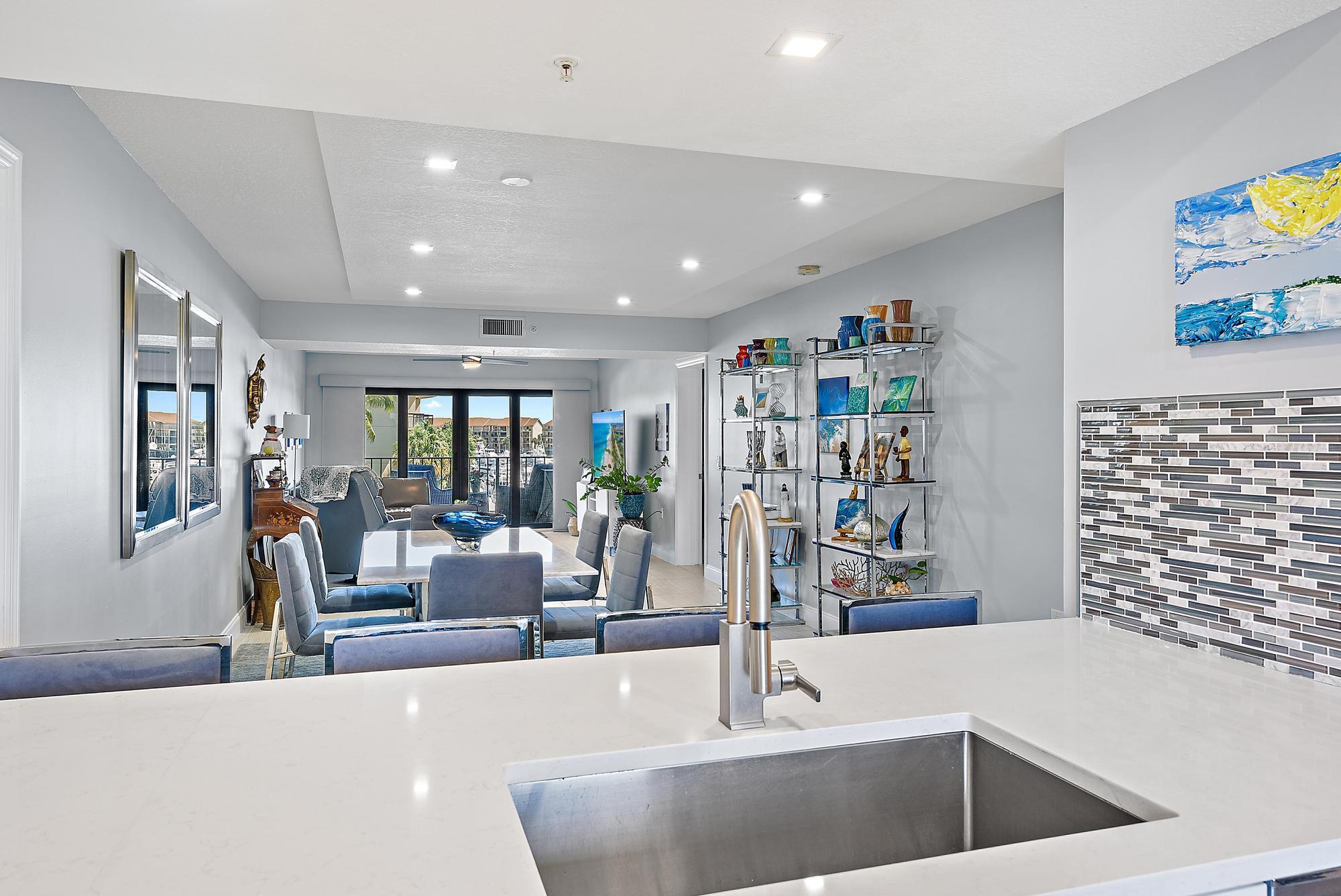 1101 Seafarer Circle 402