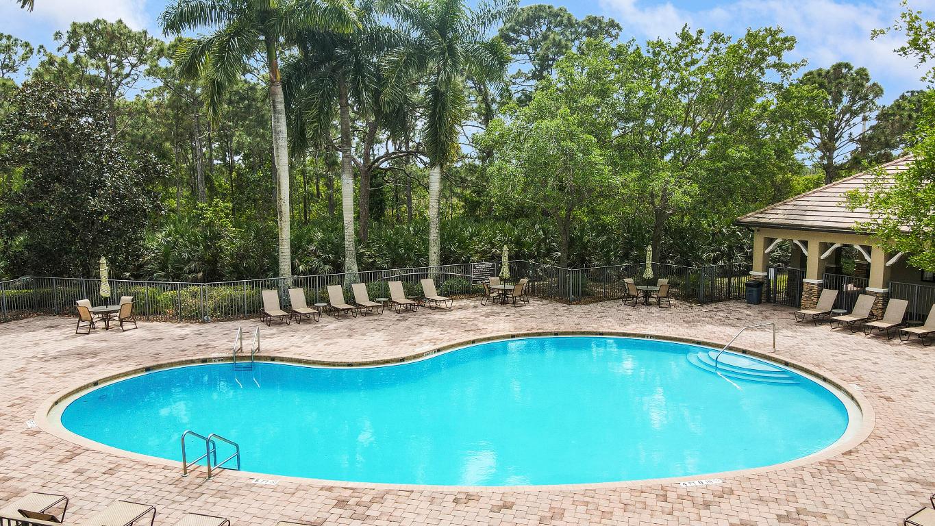 4885 SW Gossamer Circle