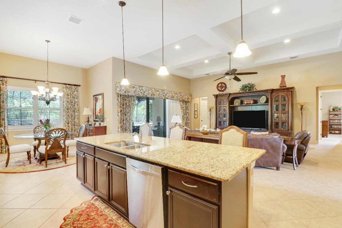 4885 SW Gossamer Circle