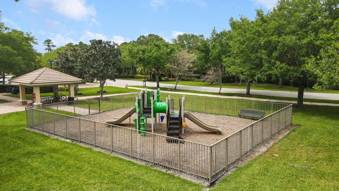 4885 SW Gossamer Circle