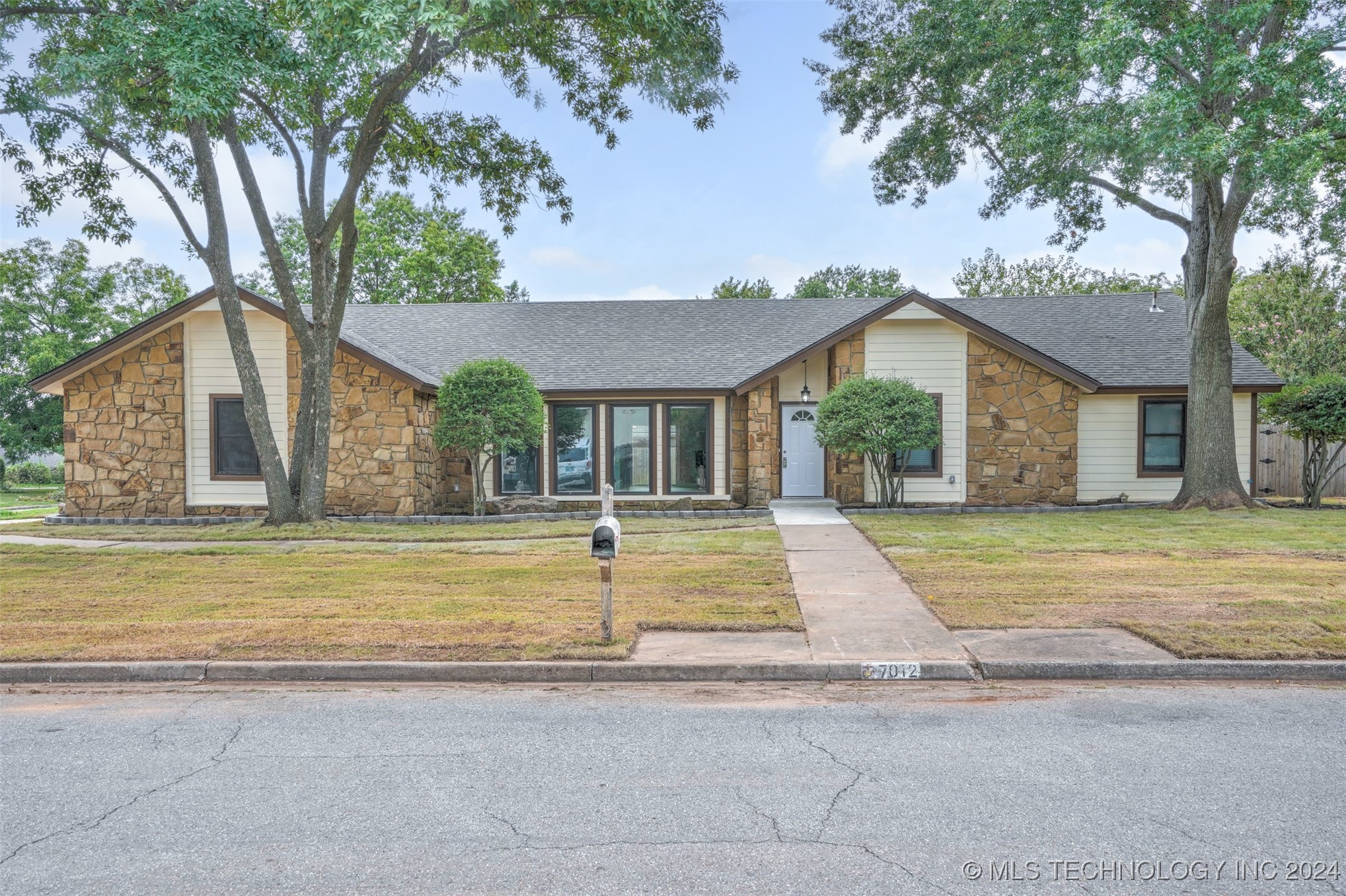 7012 E 89th Place