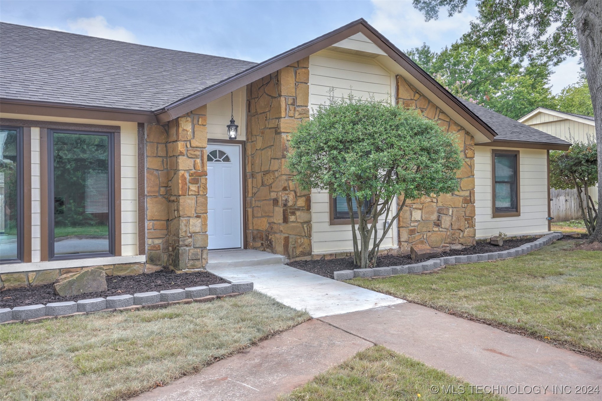 7012 E 89th Place